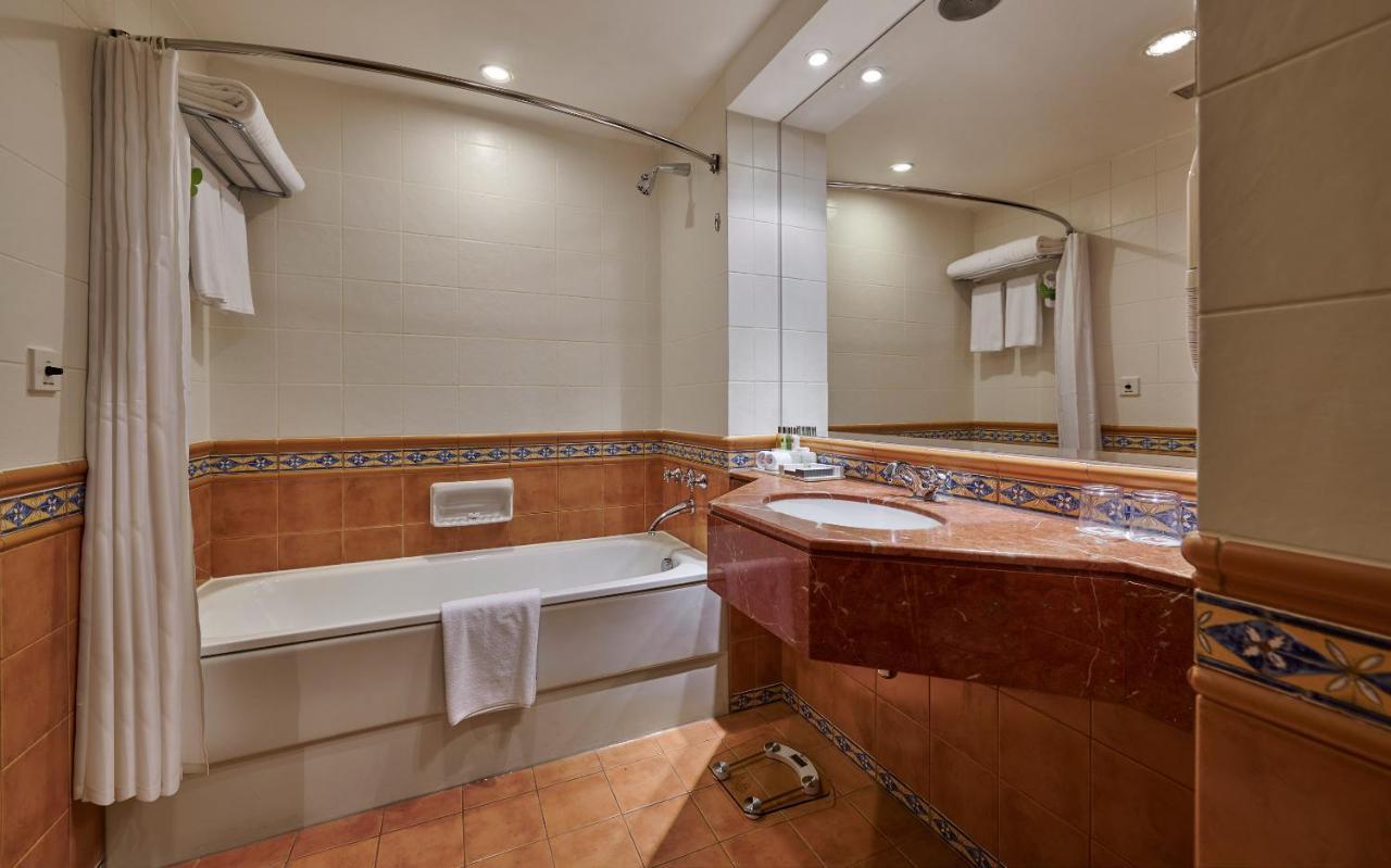 Deluxe King Room, complimentary shuttle to DXB Airport Terminal 1 & 3