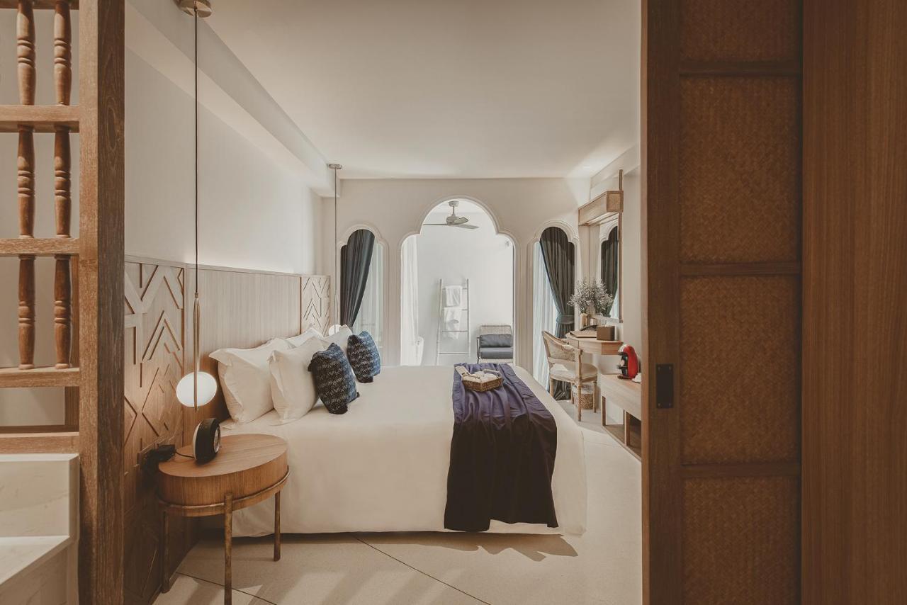 Grand Deluxe with Bathtub