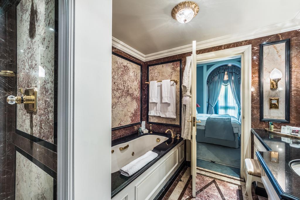 Deluxe King Room,370065724:JPEG