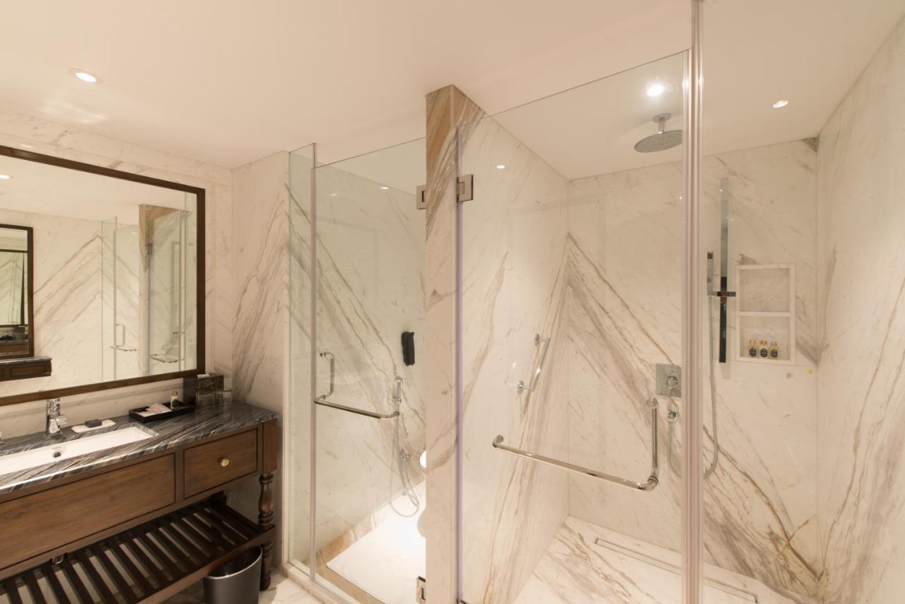 Luxury Suite One Bedroom Garden View King Bed