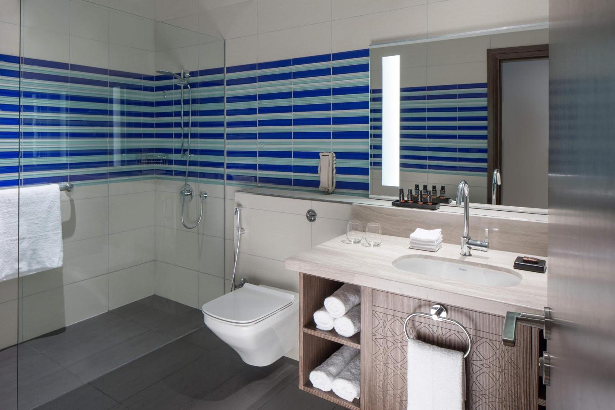 Oasis King • Outlet Mall Shuttle • 10% Off Dining • Ideal Getaway!
