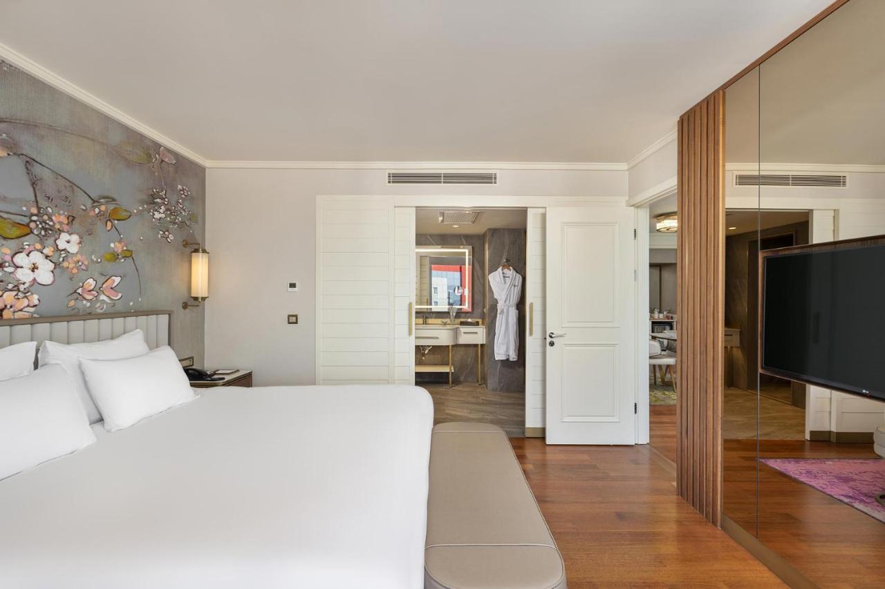 One-Bedroom Suite with Sea View