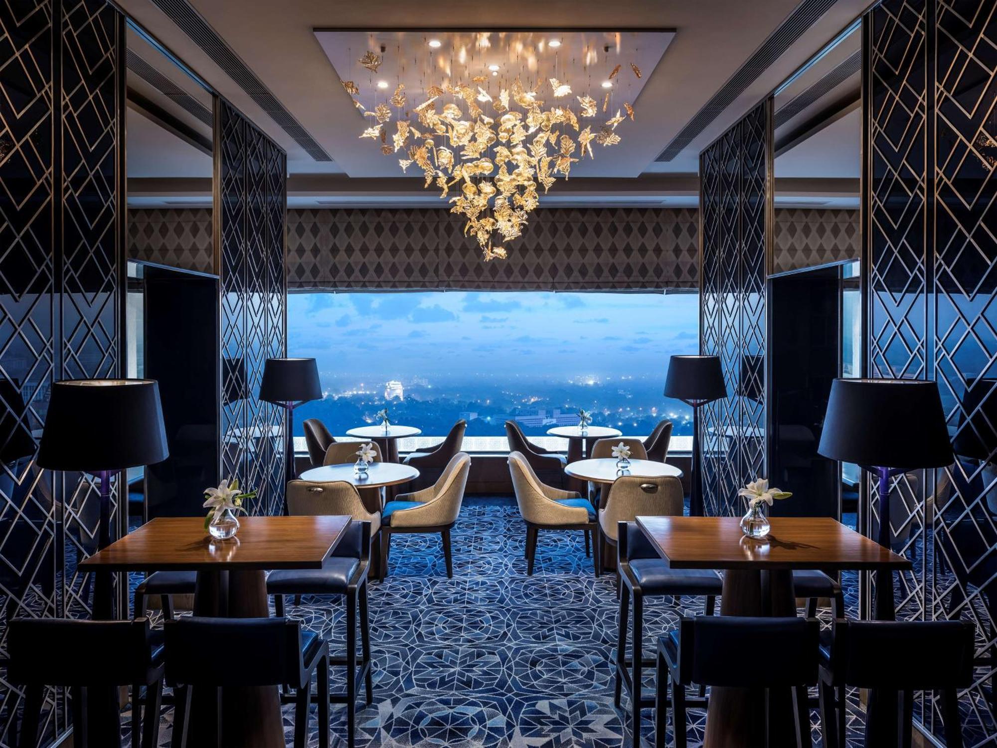 Horizon Premier Club King on Food & Soft Beverages & Laundry Evening cocktails canapés at the Horizon Club Lounge from 6pm – 8pm