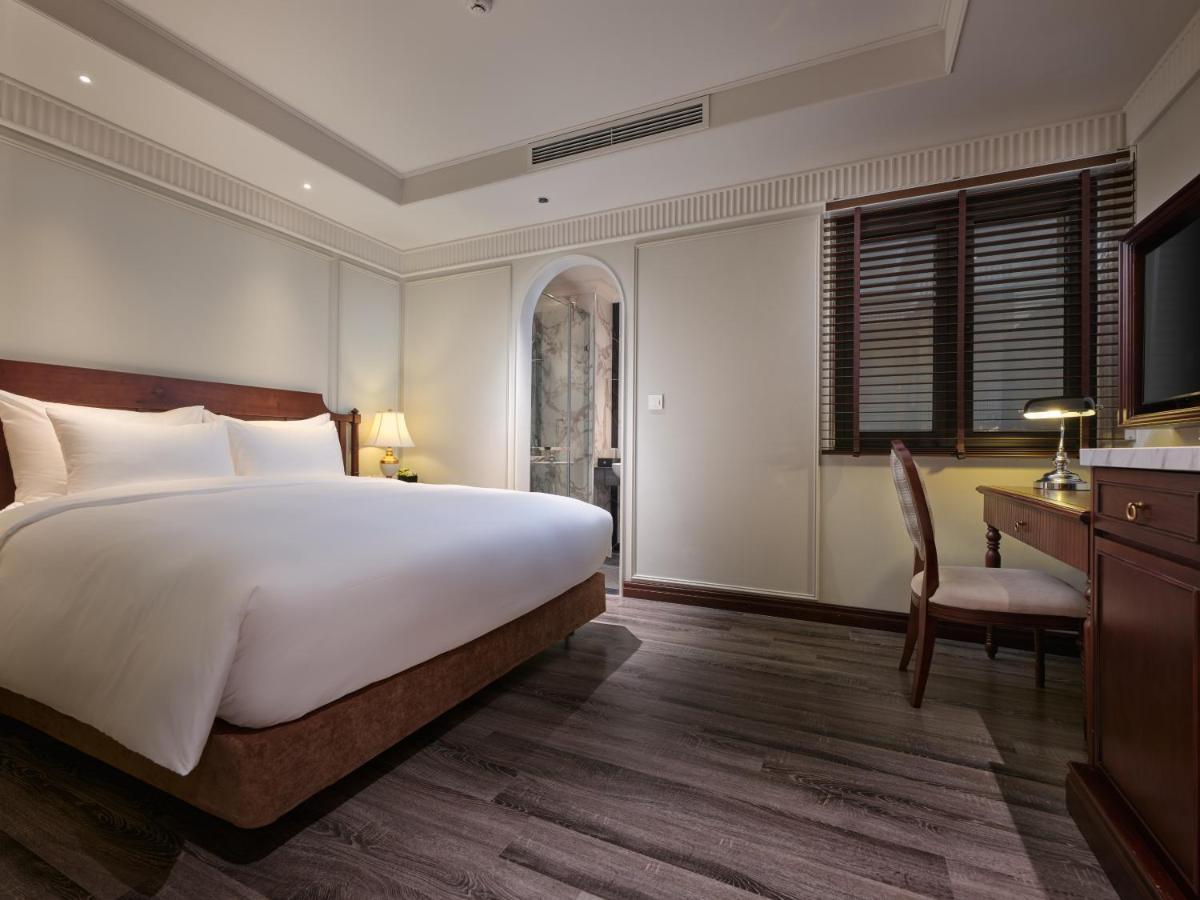 Colonial Deluxe Double Internal Window