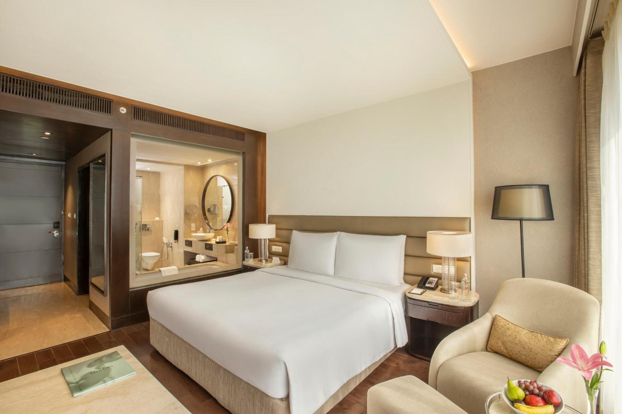 Deluxe Room Bathtub savings on all hotel services,1499601061:JPEG