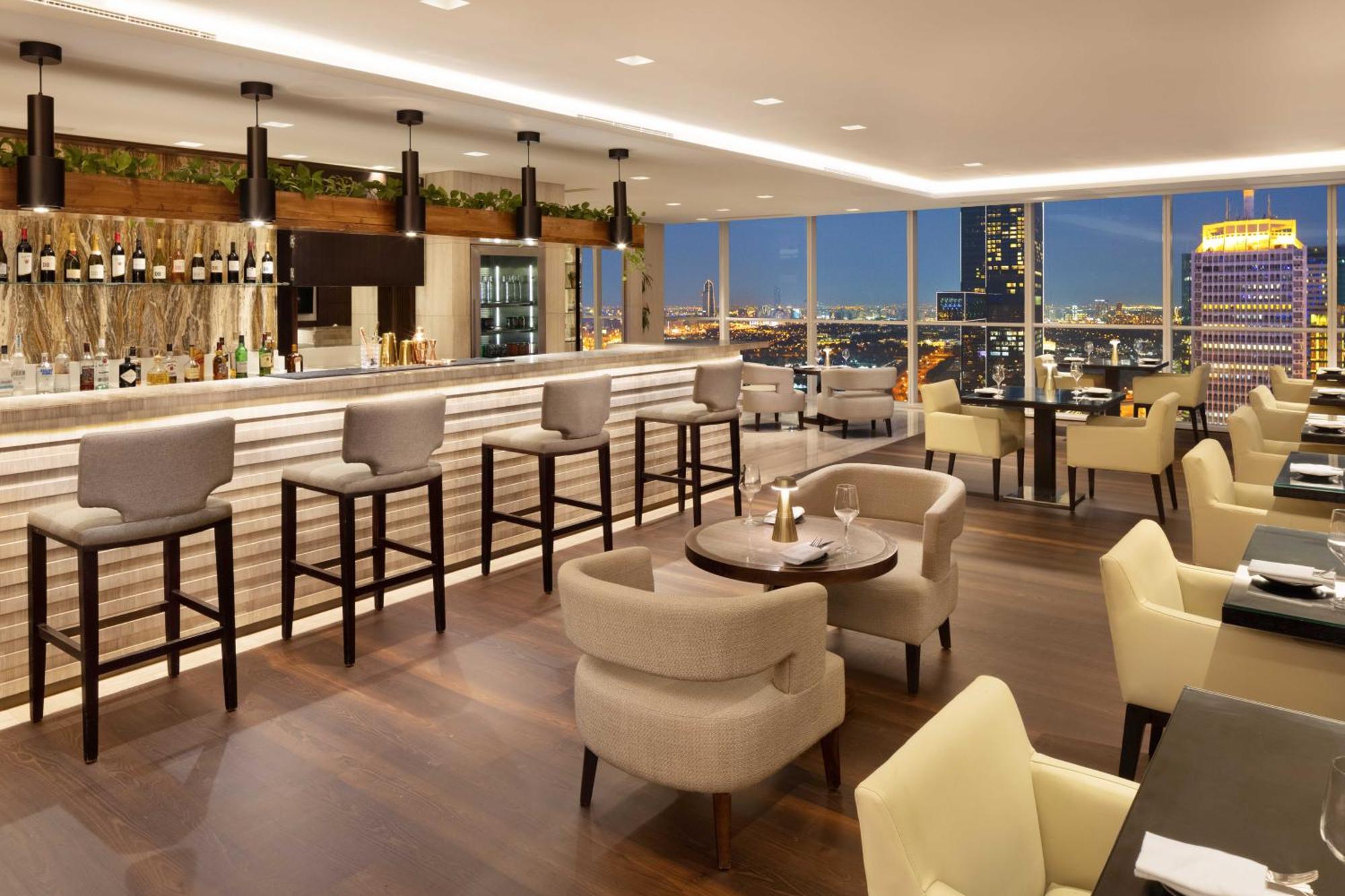 Executive Suite, Club lounge access, 1 King, Skyline view