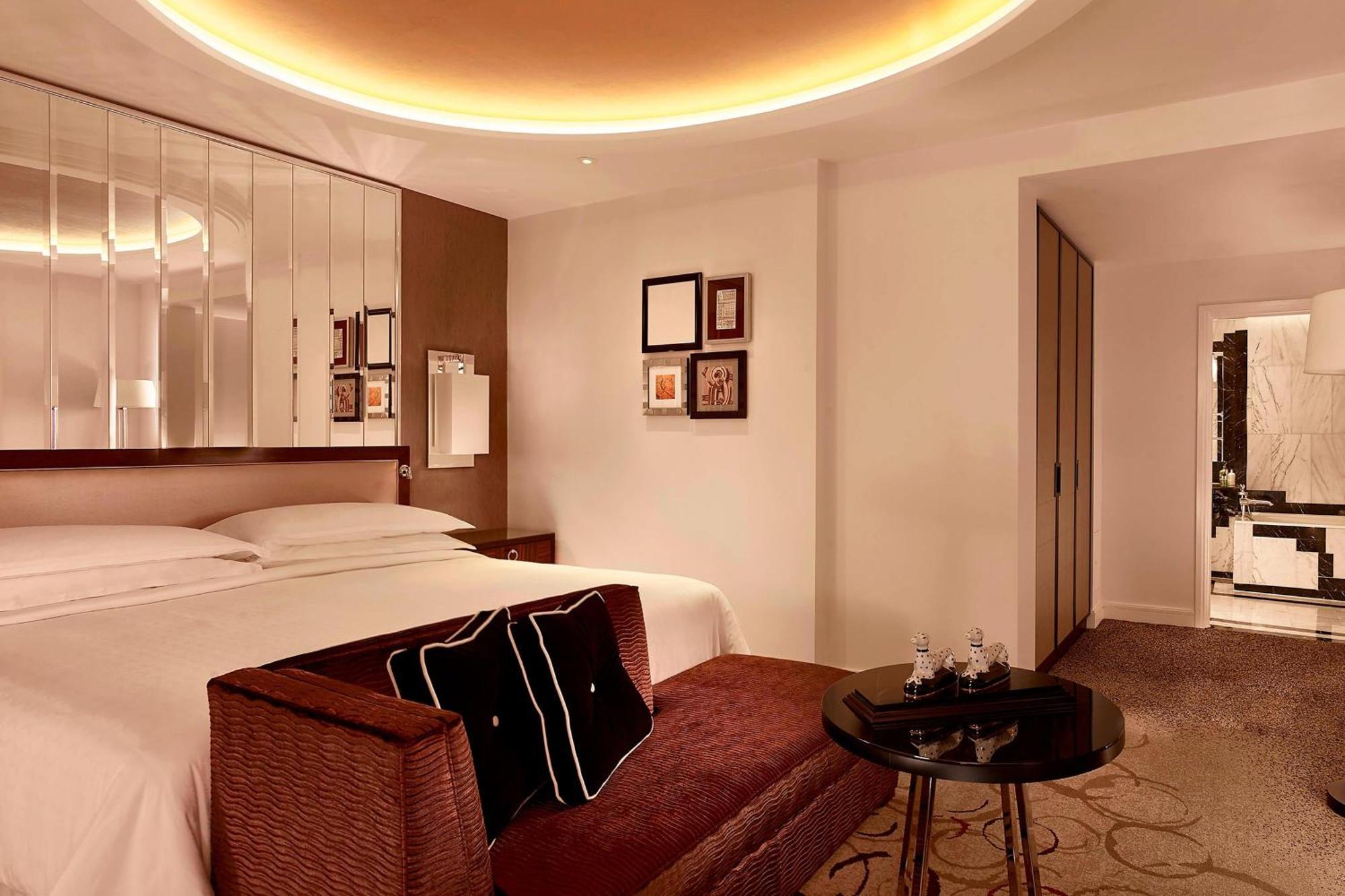 One-Bedroom Grand King Suite with Park View - Club Lounge Access