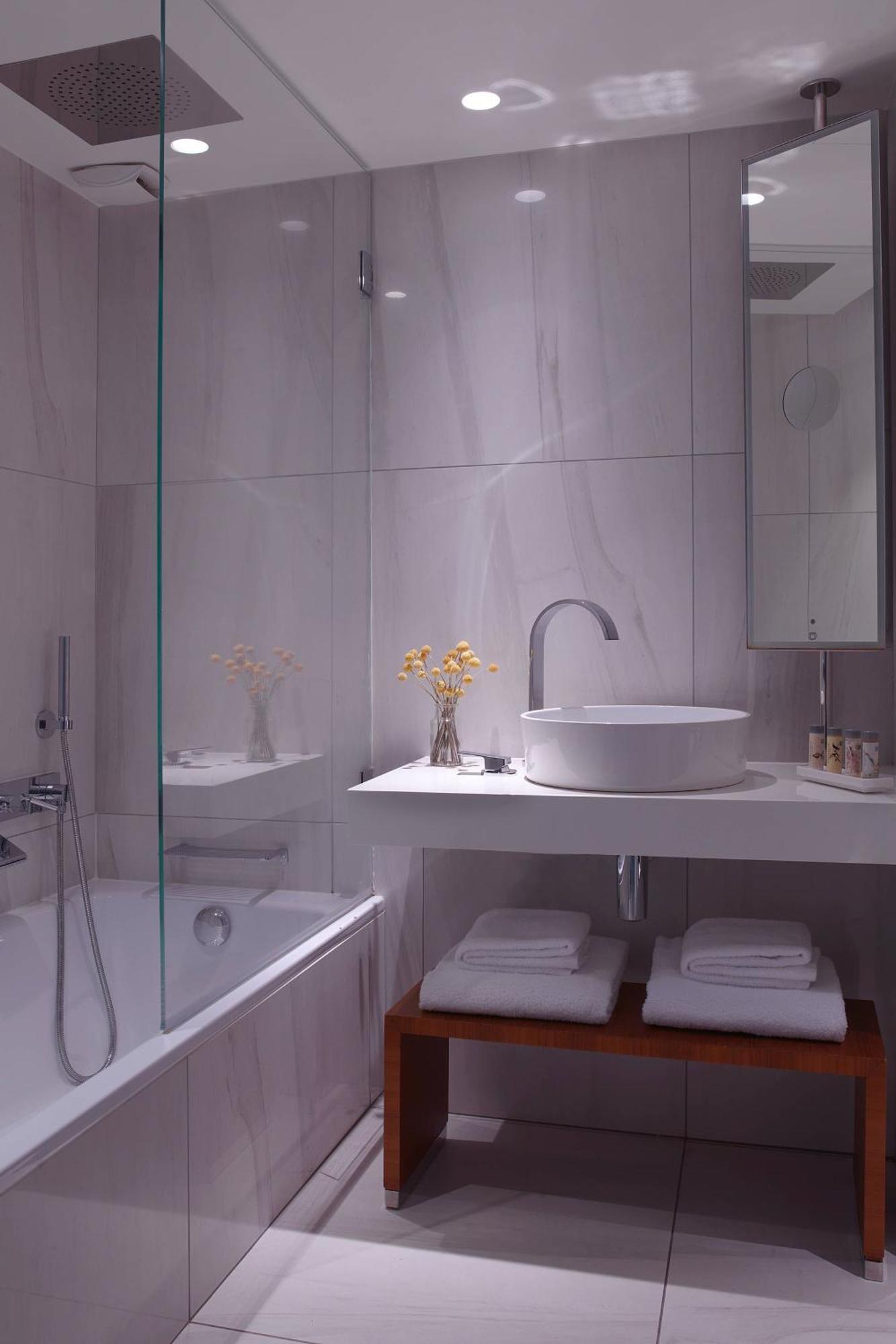 Family room with Courtyard View - 1 Queen Bed and 2 Twin Beds,1541403967:JPEG