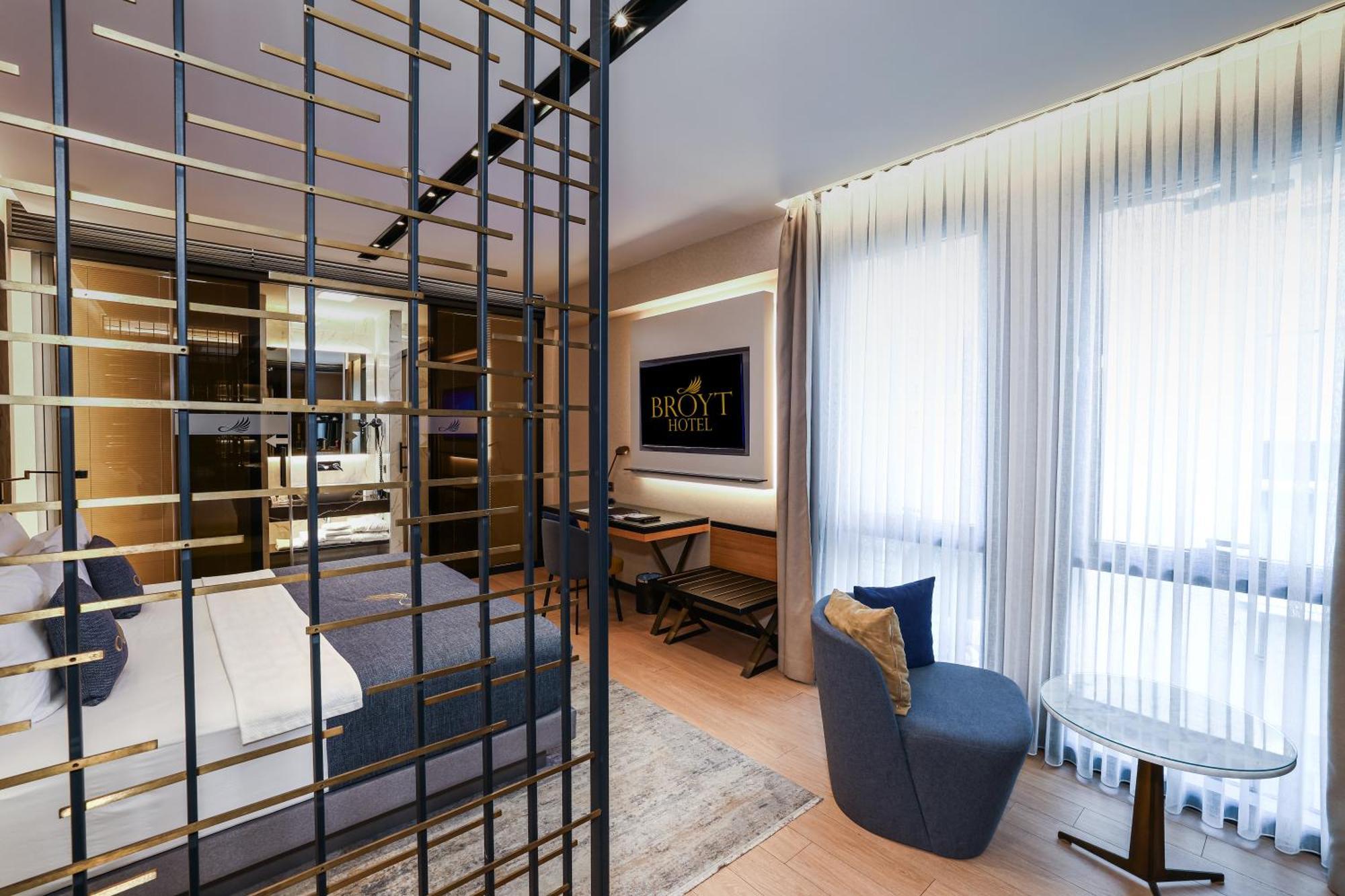Executive Suite,1545894097:JPEG