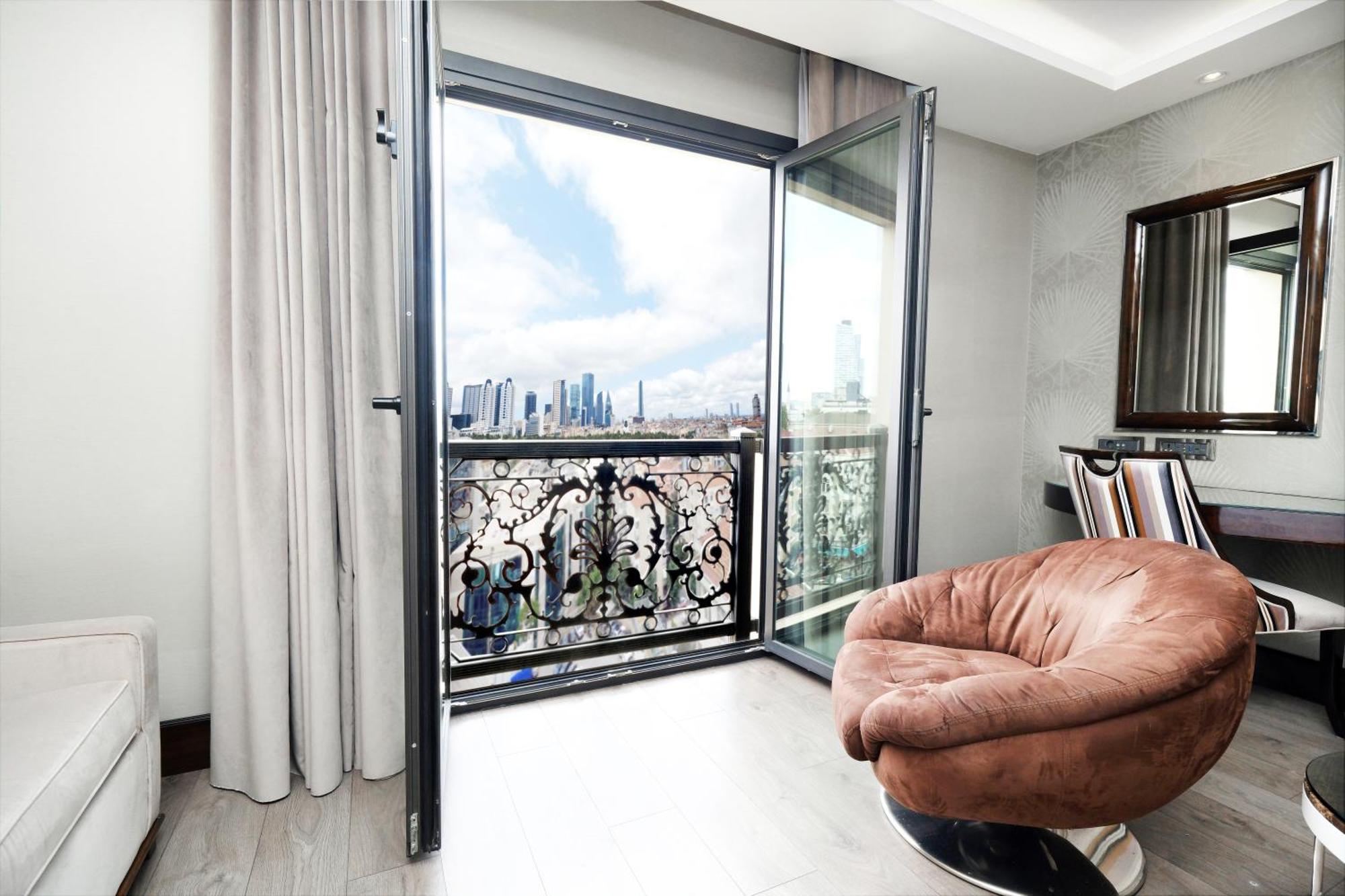 Deluxe King Room with City View