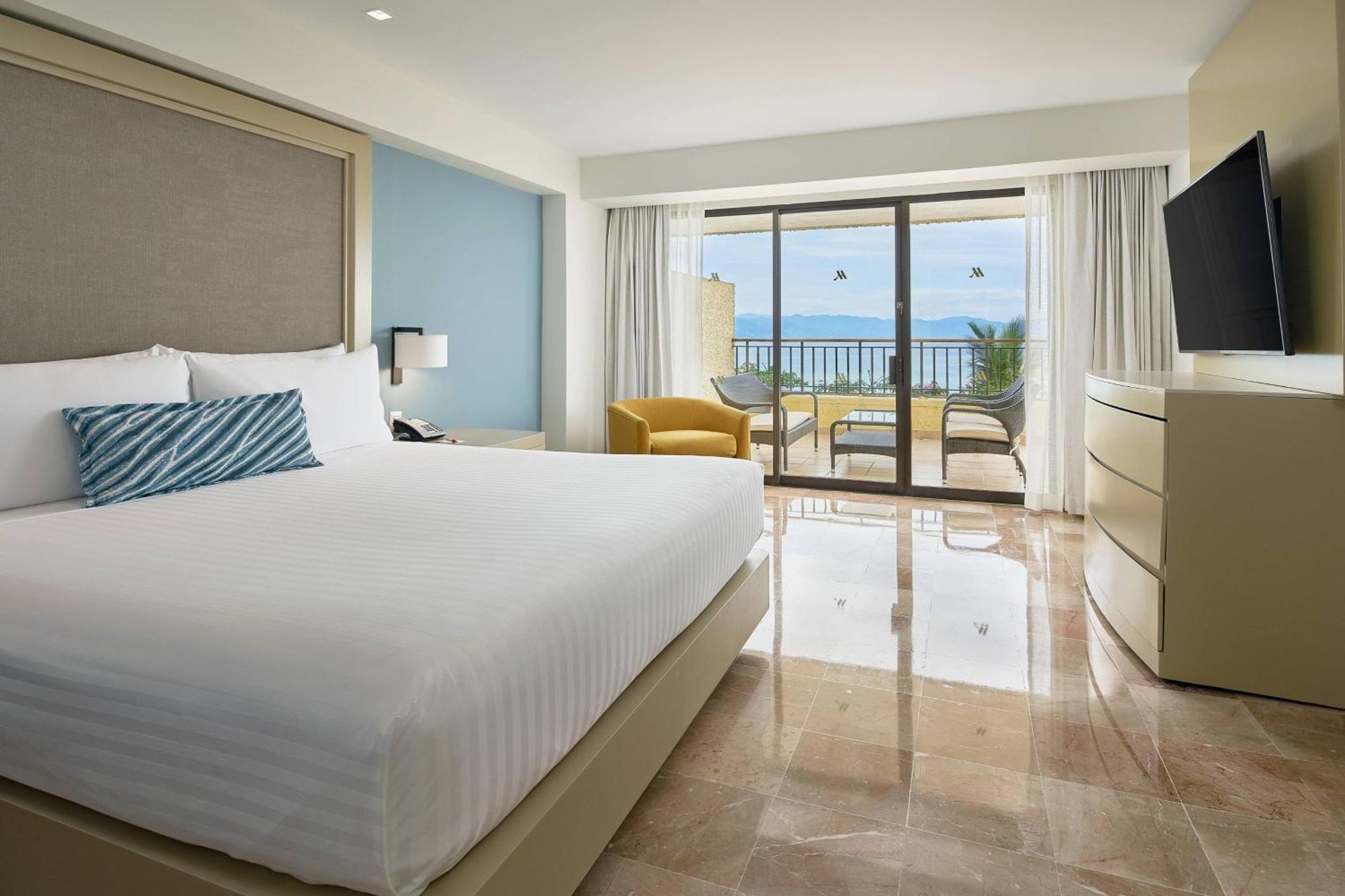 Ambassador Suite, 1 Bedroom Larger Suite, 1 King, Oceanfront