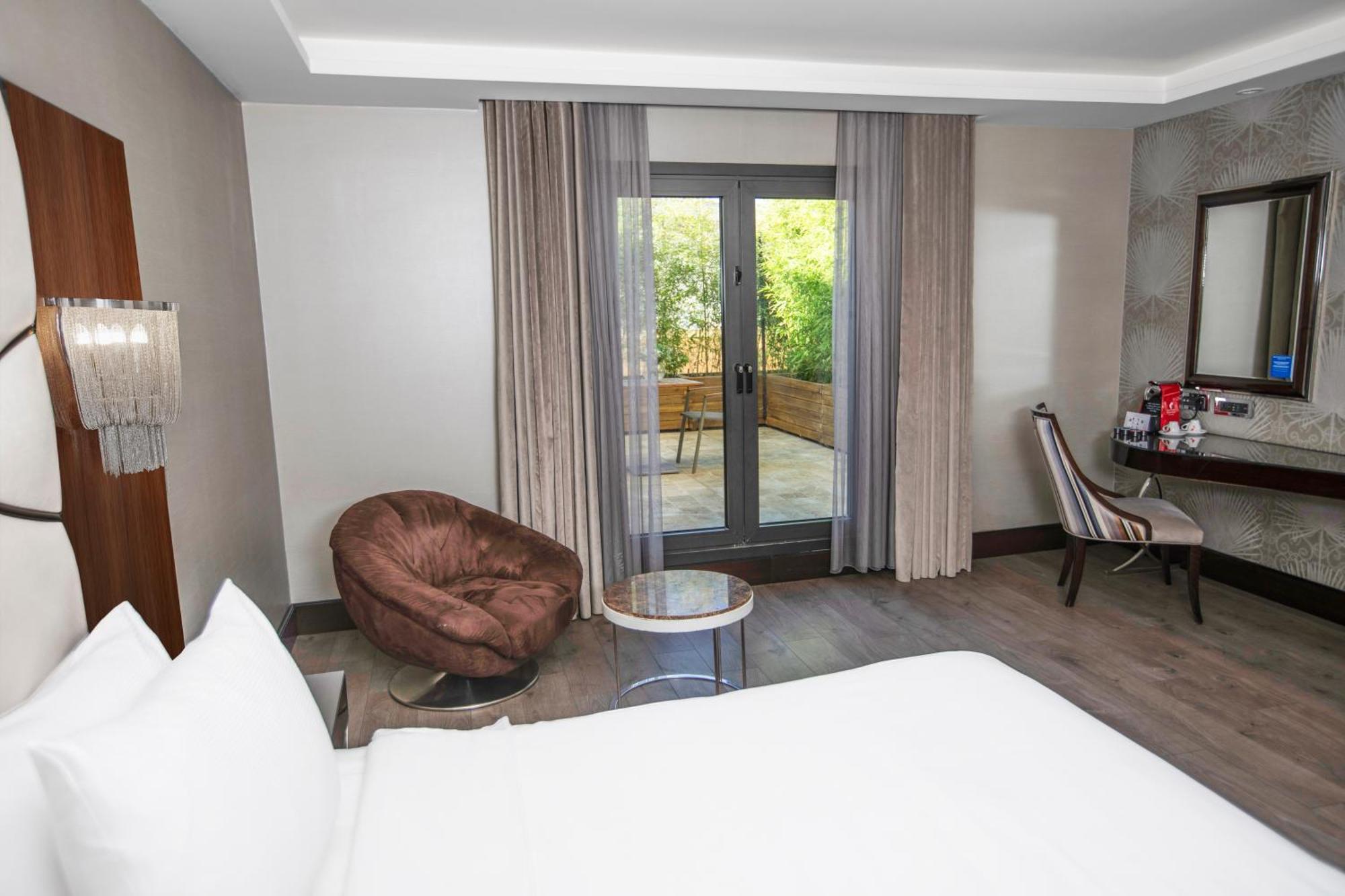 Deluxe King Room with Terrace