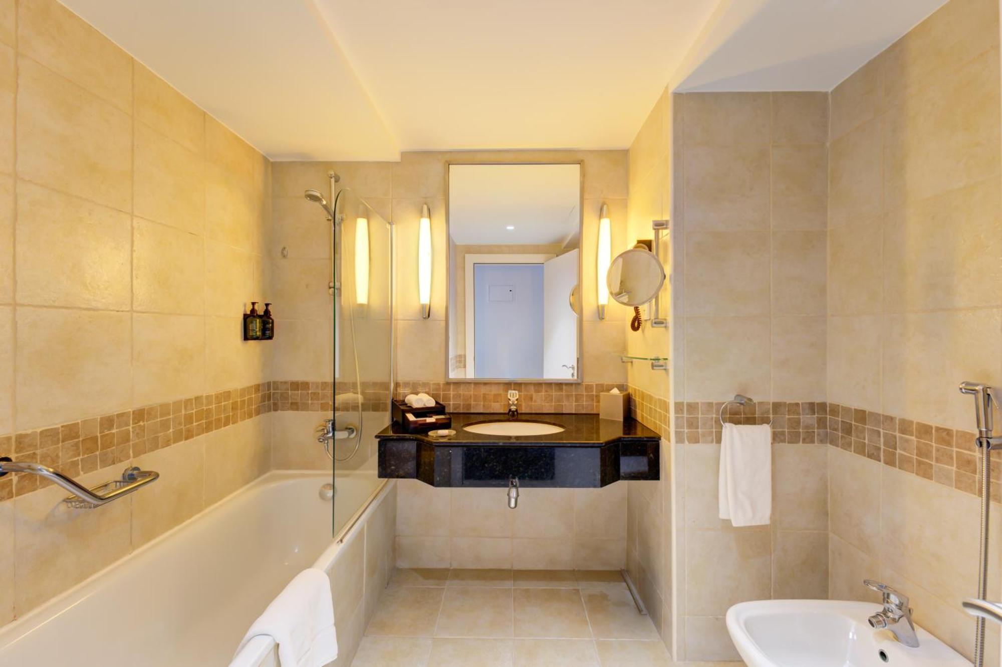 Lake View with Balcony Premium Twin Room - Shuttle Service to JBR Beach and Access to The Market Mall