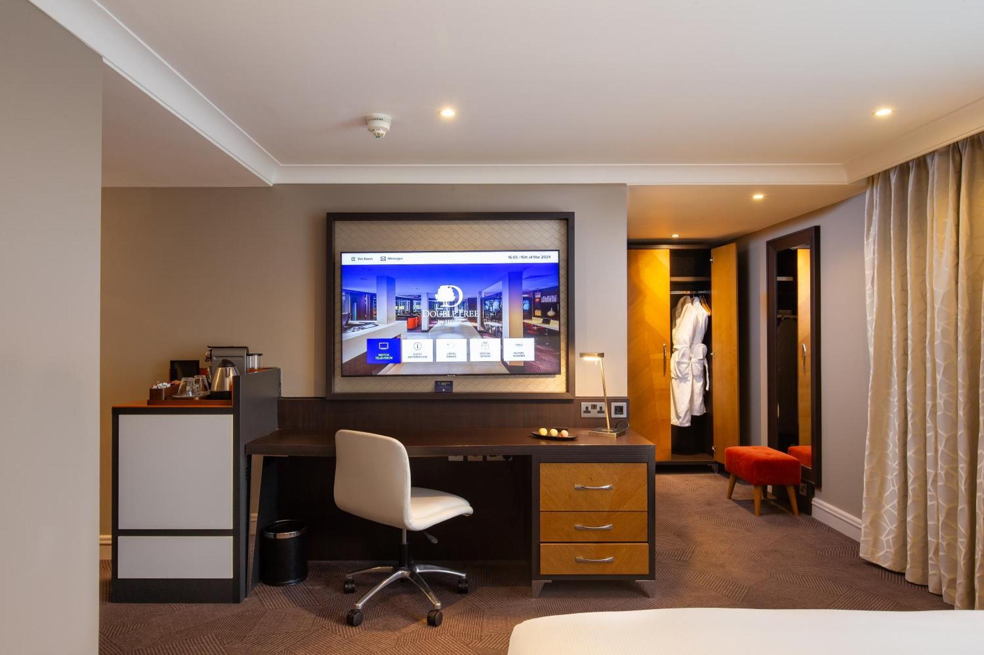 Junior Queen Suite