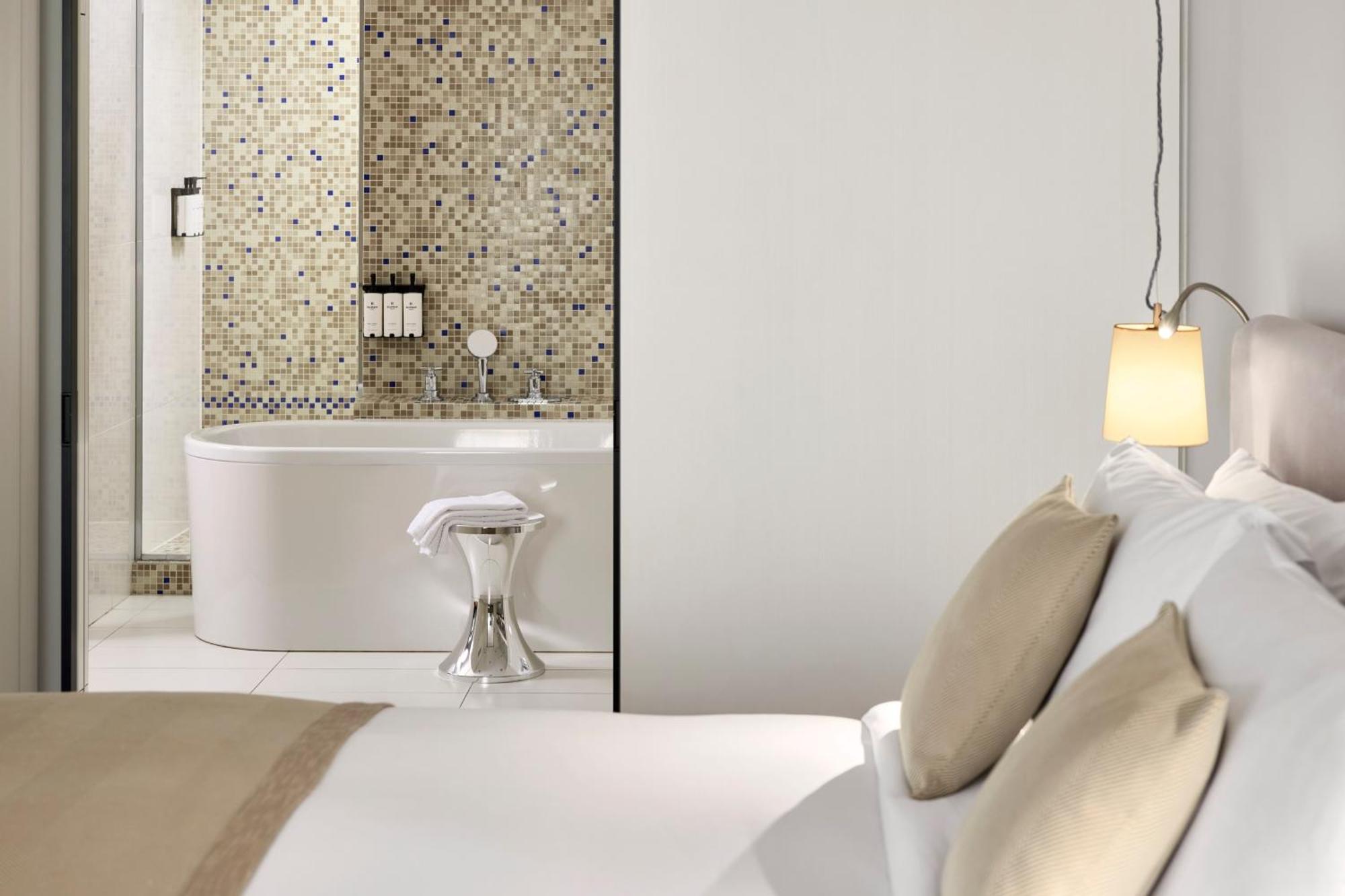 Prestige King Suite with Sofa Bed