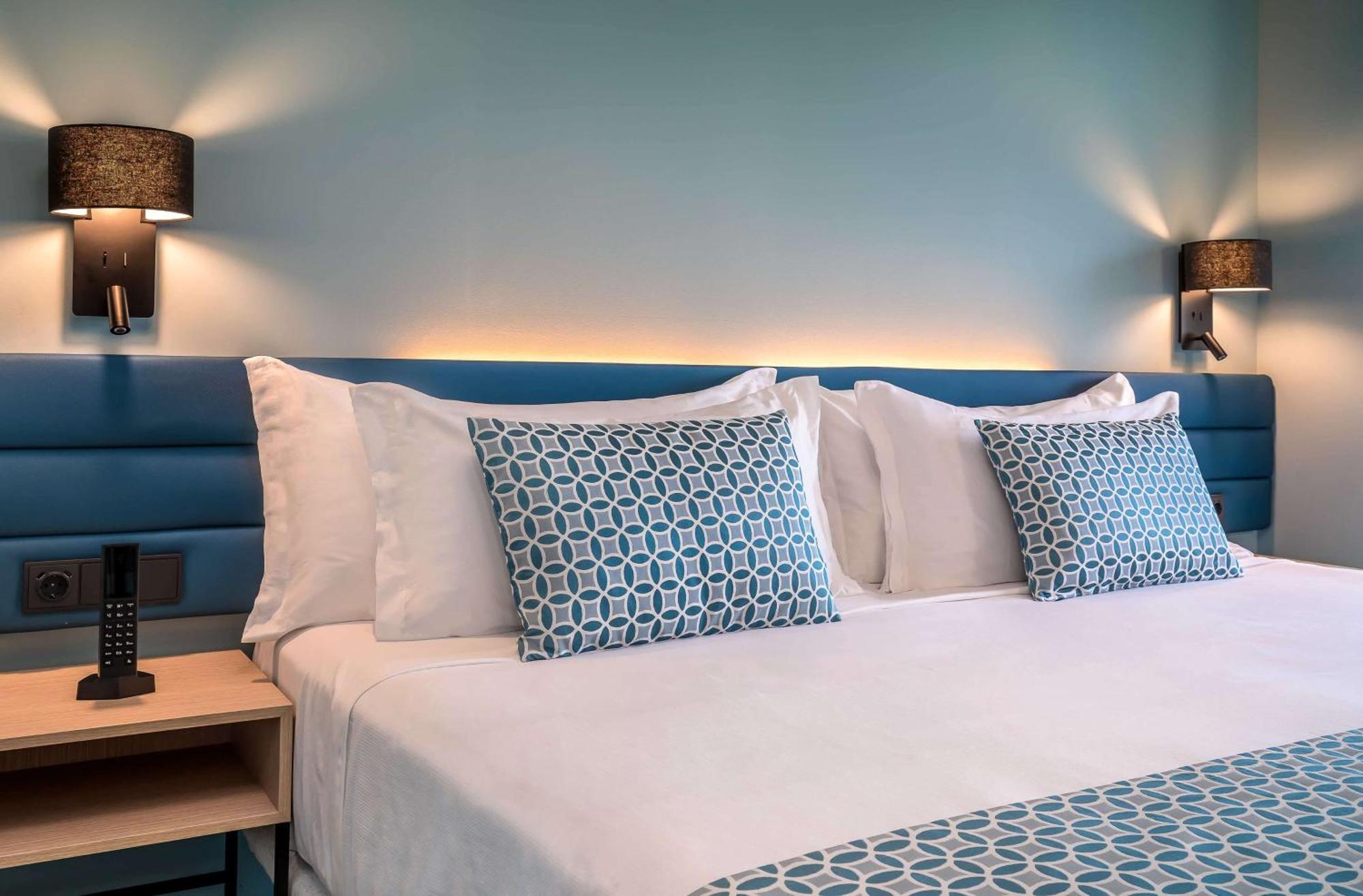 Superior Double or Twin Room with Lateral Sea View