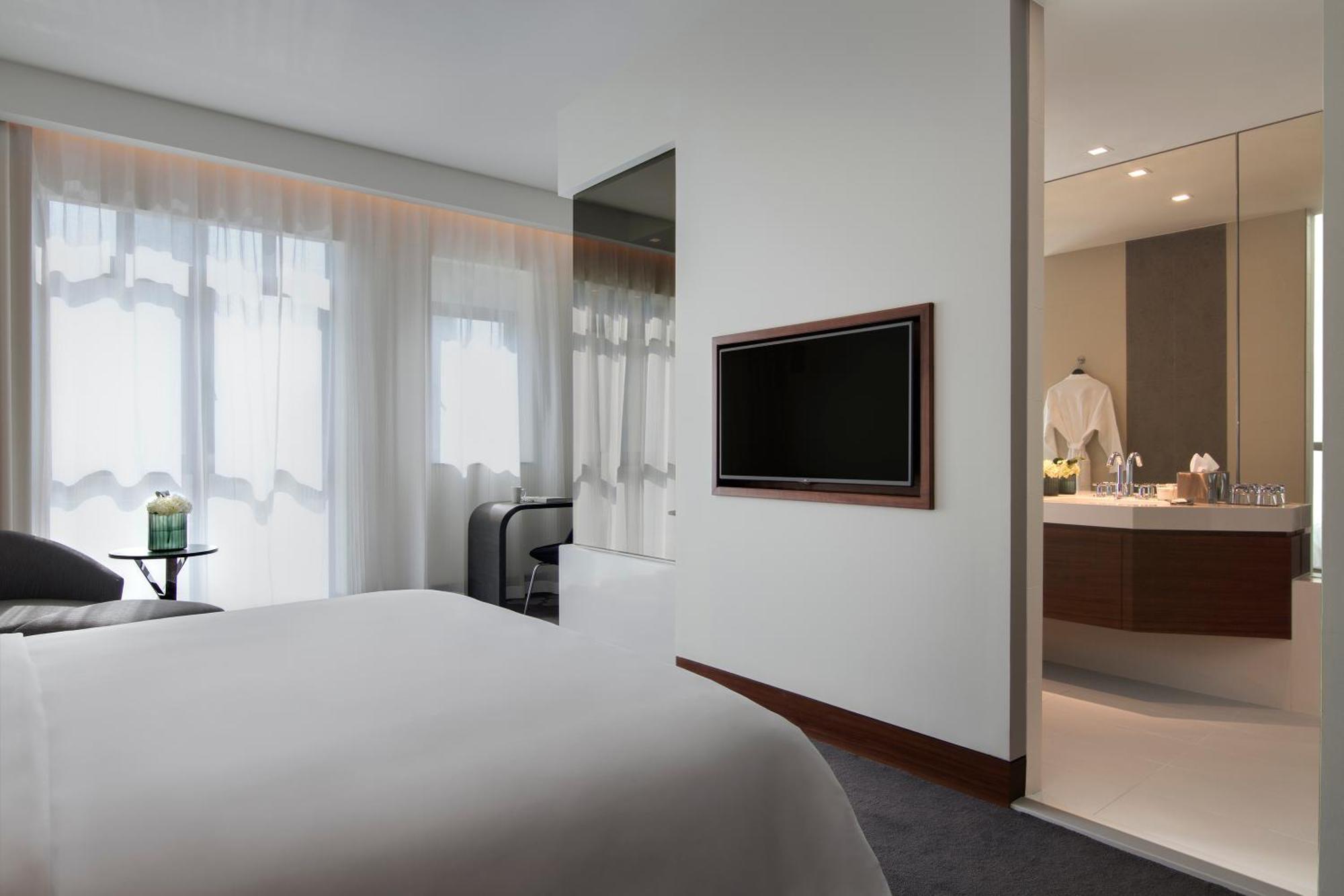 Deluxe King Room with City View
