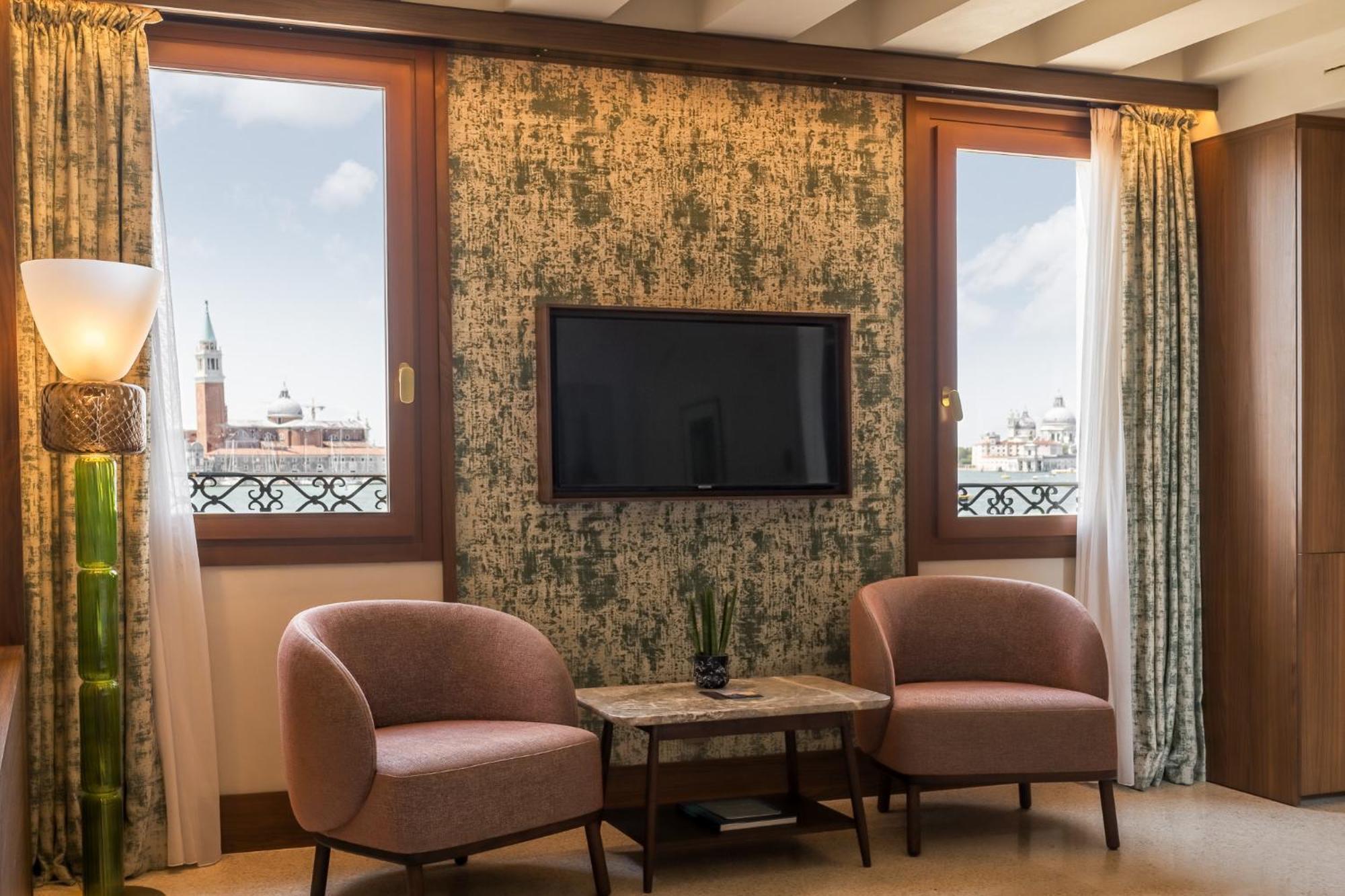 Junior Suite with Lagoon View
