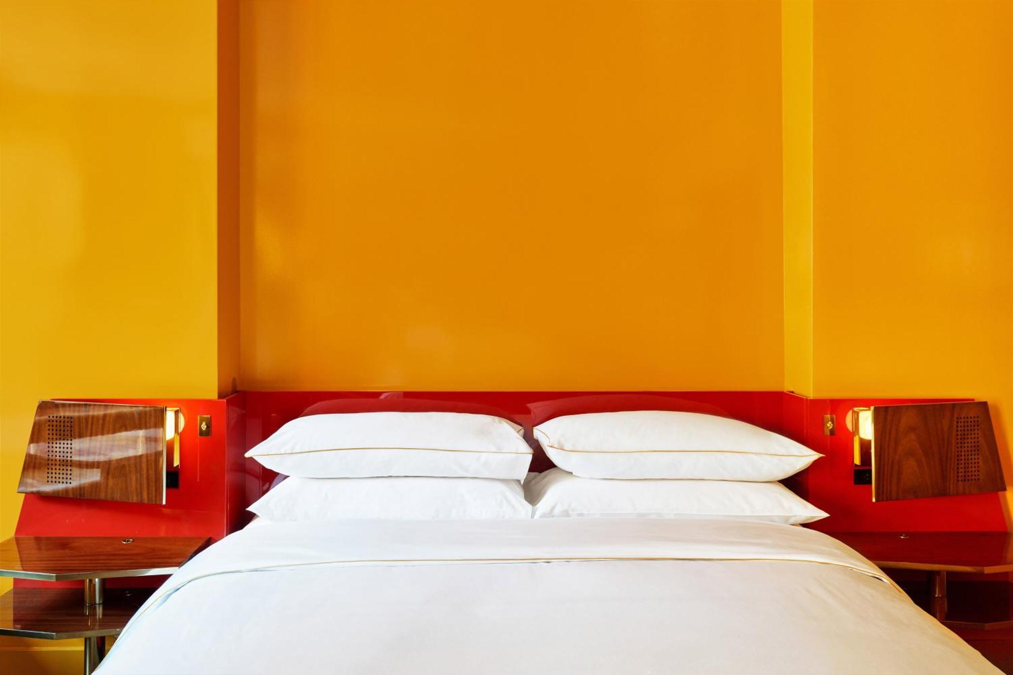 Corner Deluxe King Room