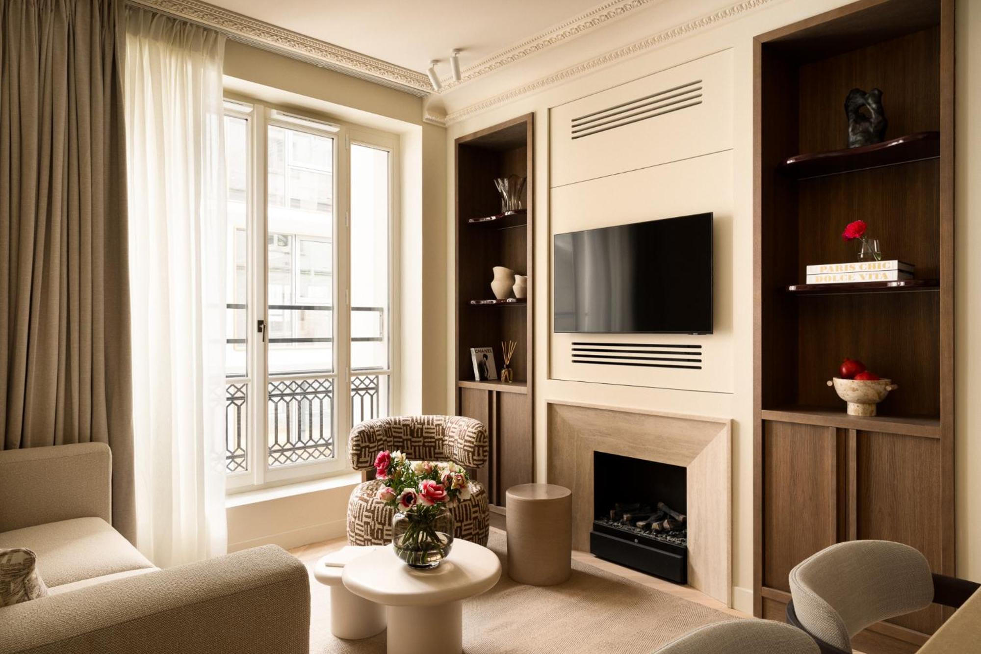 Deluxe One-Bedroom Apartment