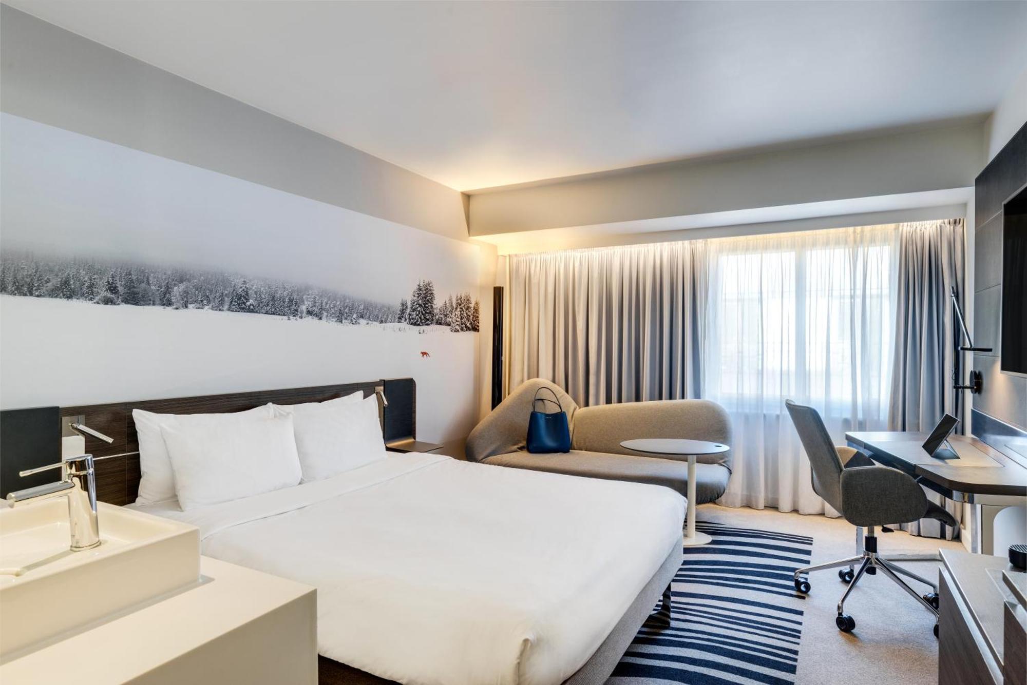 Executive Room with Queen Bed,1636000520:JPEG