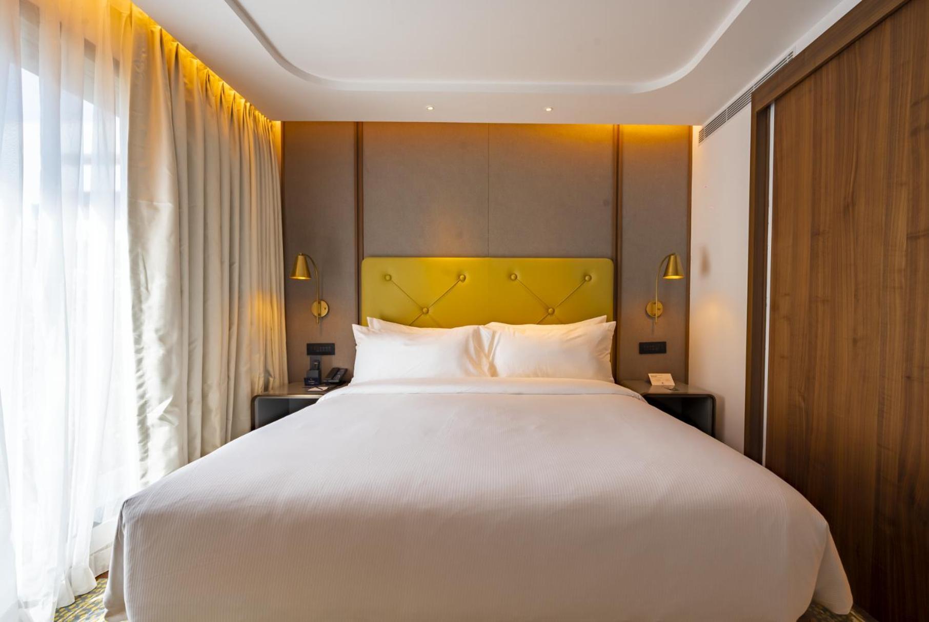 Ambassador King Suite