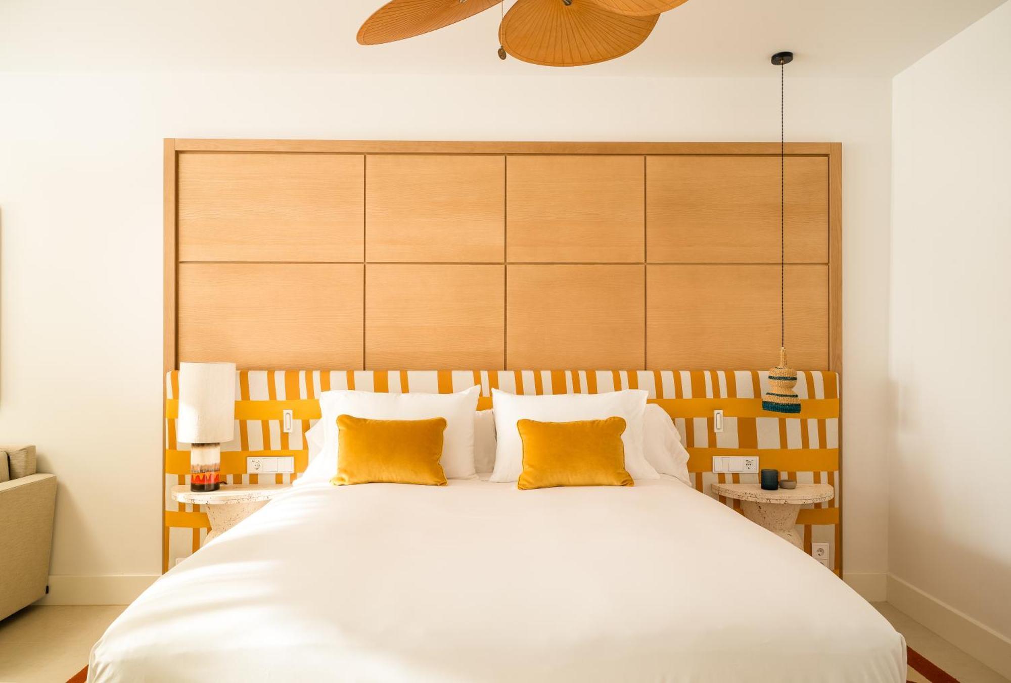Studio King Suite with Balcony and Sofa Bed - Accessible