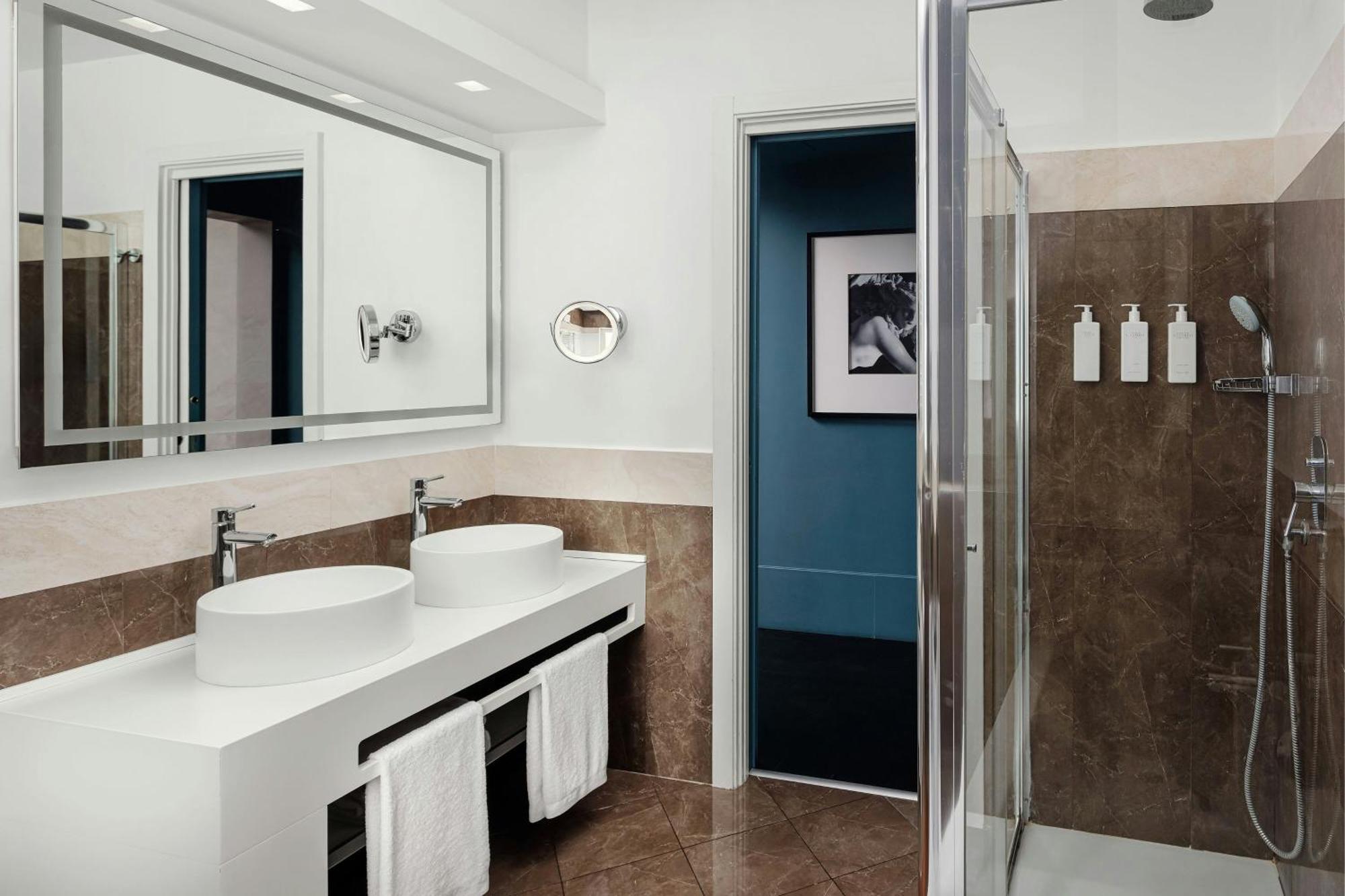One-Bedroom Signature King Suite with City View