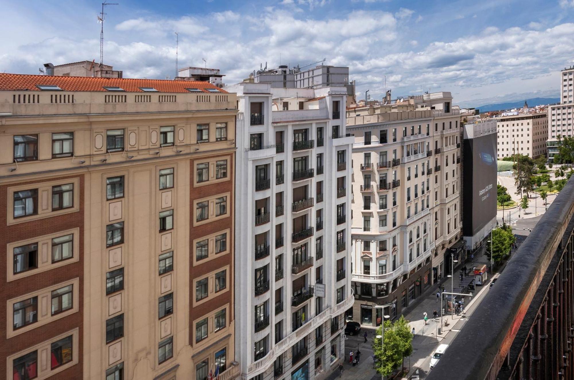 Superior Triple Room with Gran Via Street View