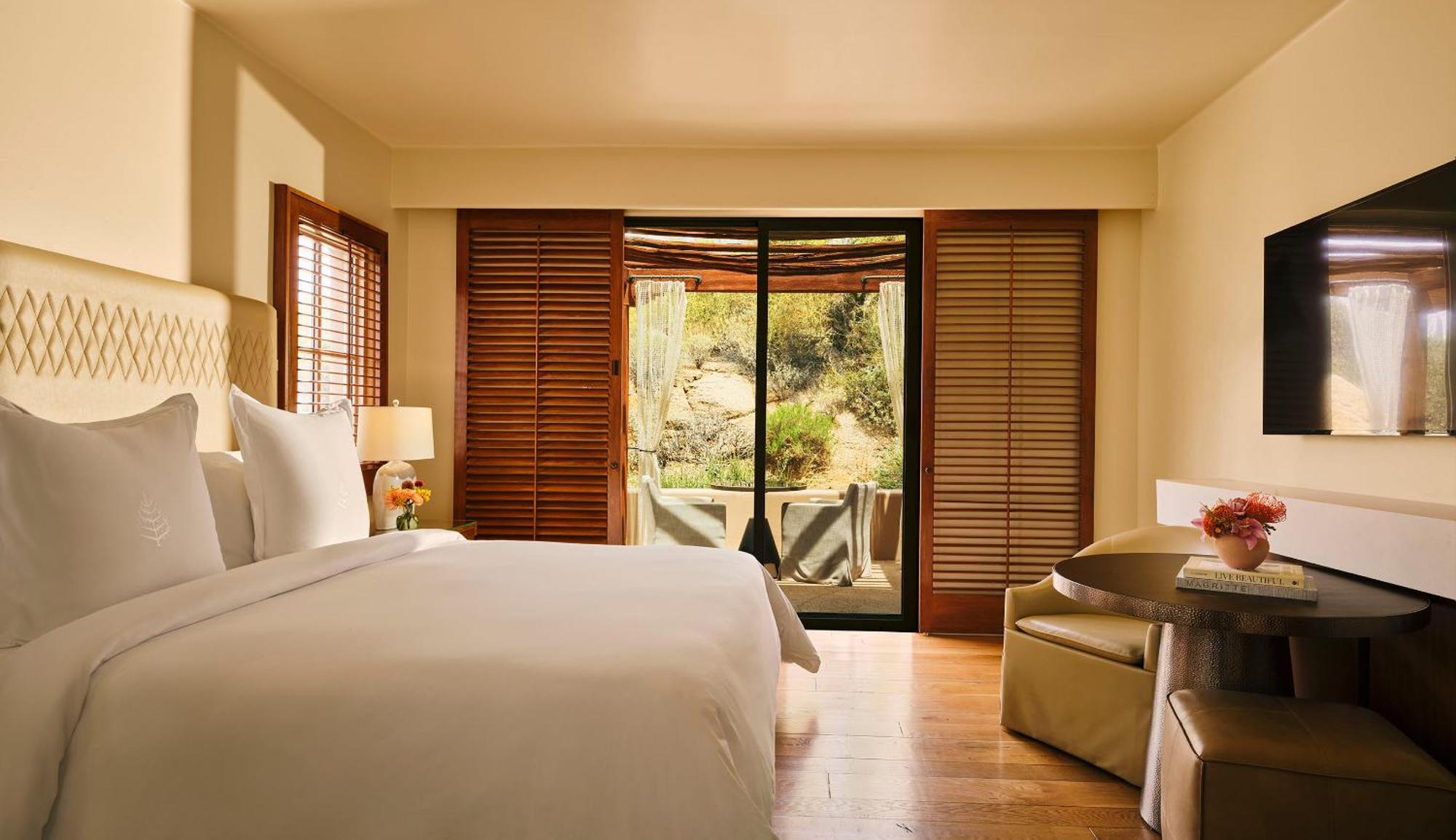 Desert Garden Suite king bed