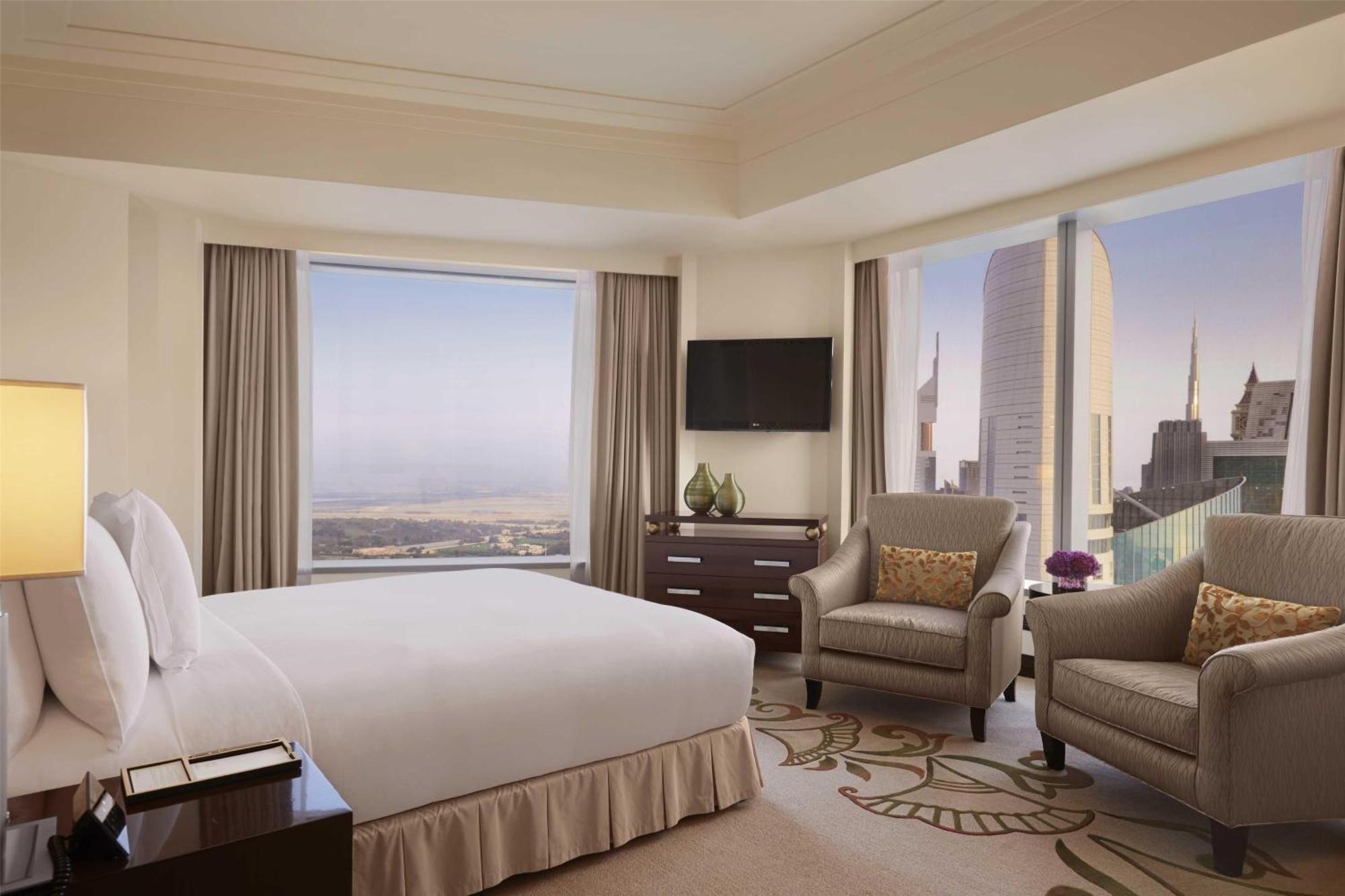 Deluxe King Suite - Lounge Access