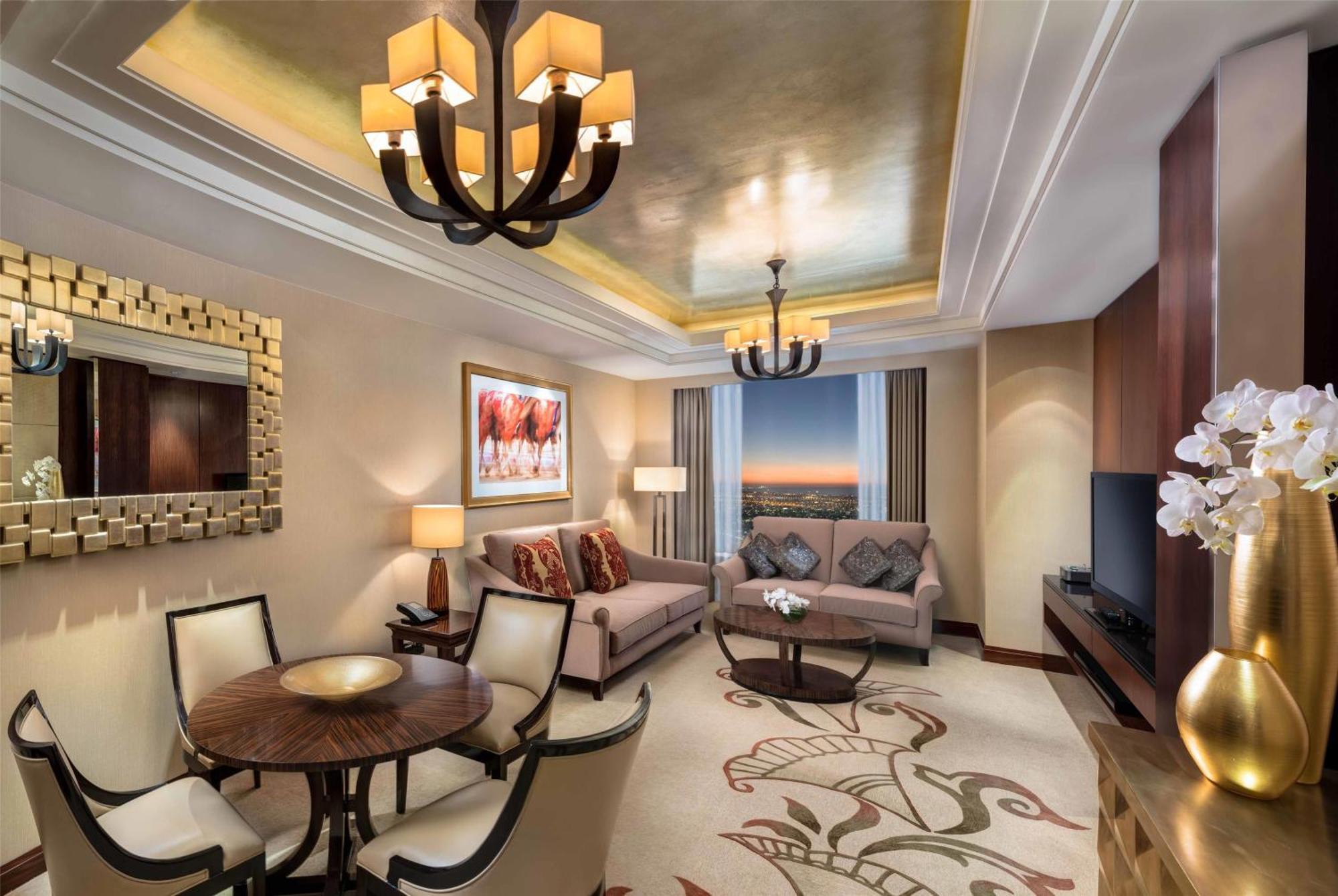 Deluxe King Suite - Lounge Access