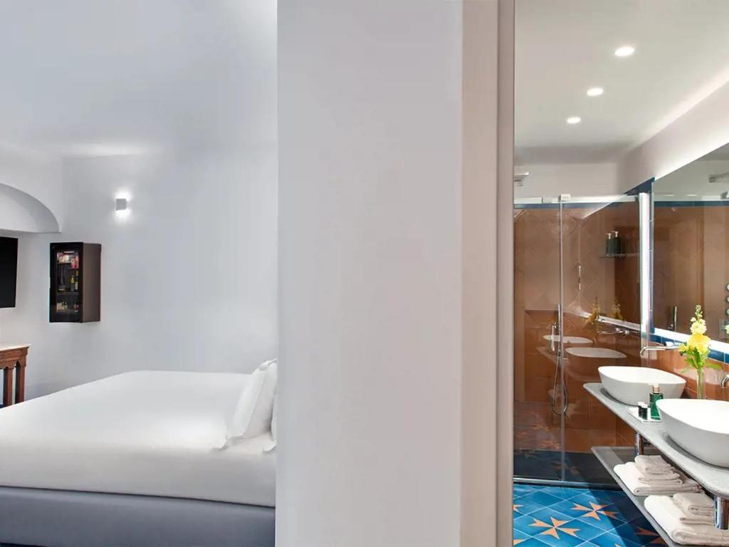 Deluxe Double Room with Balcony and Sea View