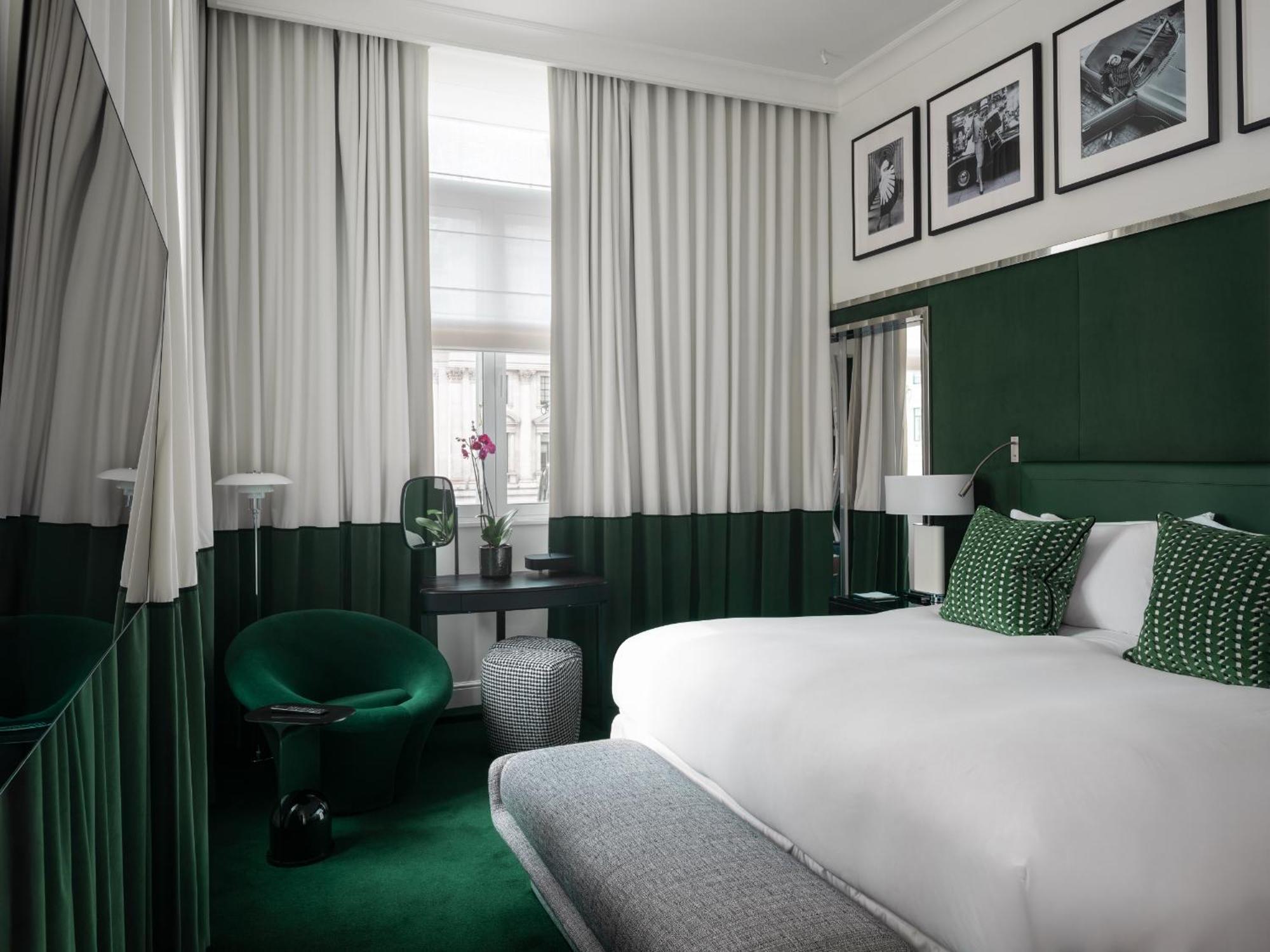 Prestige King Suite with Separate Living Room and Waterloo Place or Pall Mall View
