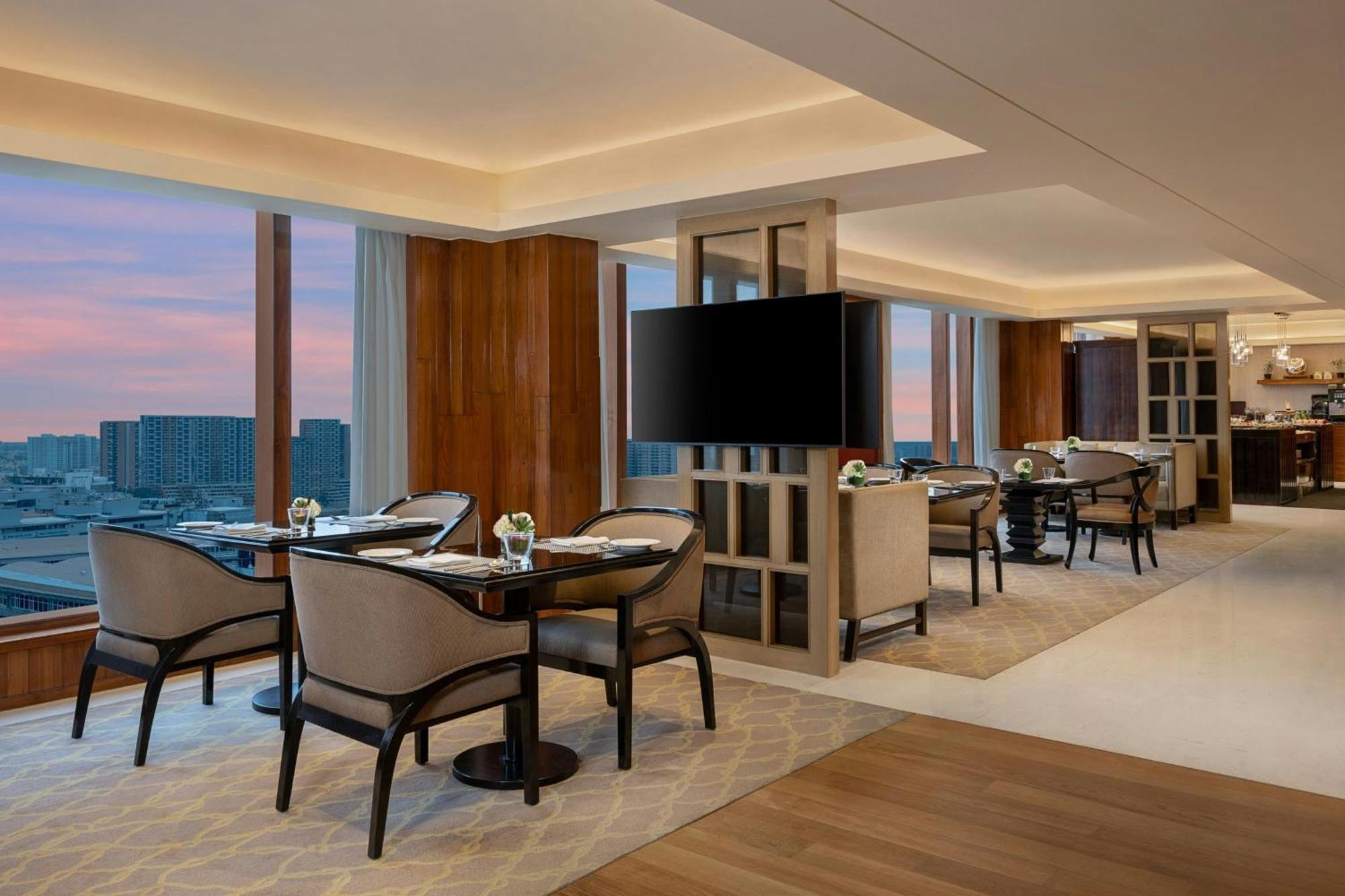 Executive Presidential Suite with Lounge Access