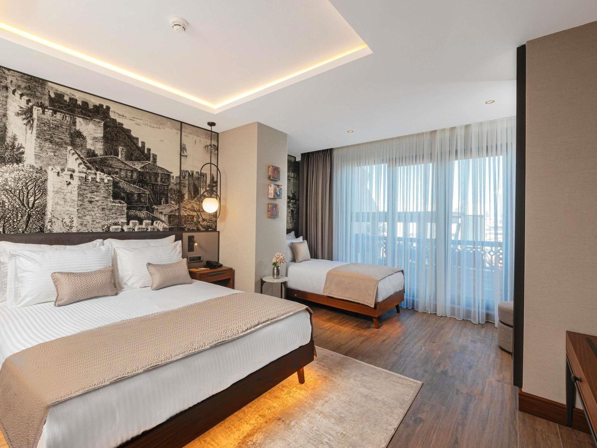 Superior Room with One Queen Bed and One Single Bed,1735200449:JPEG