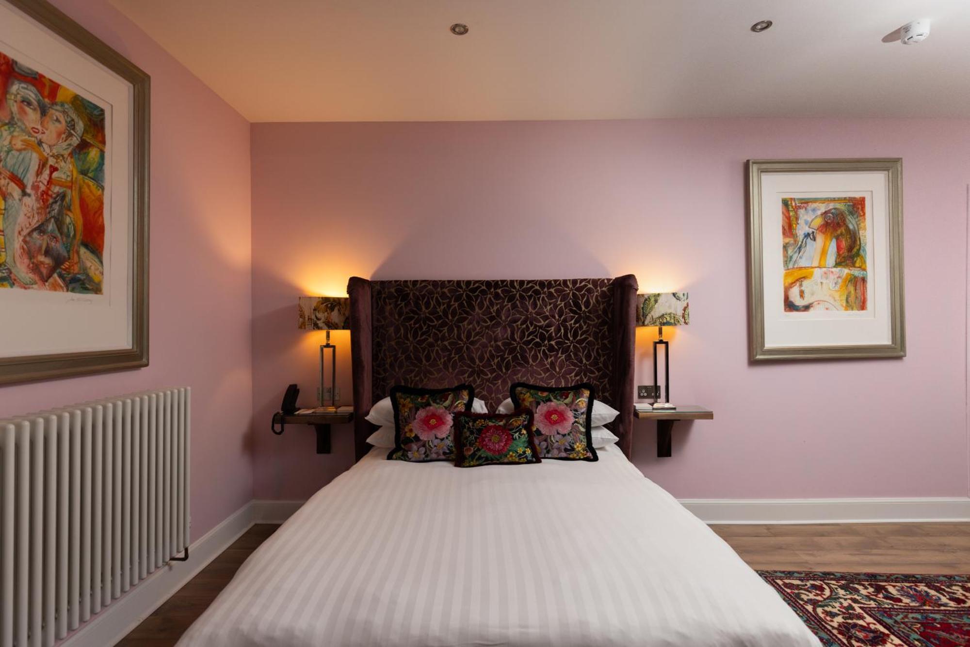 Studio Apartment Lower ground floor access Limited Views,1756556683:JPEG