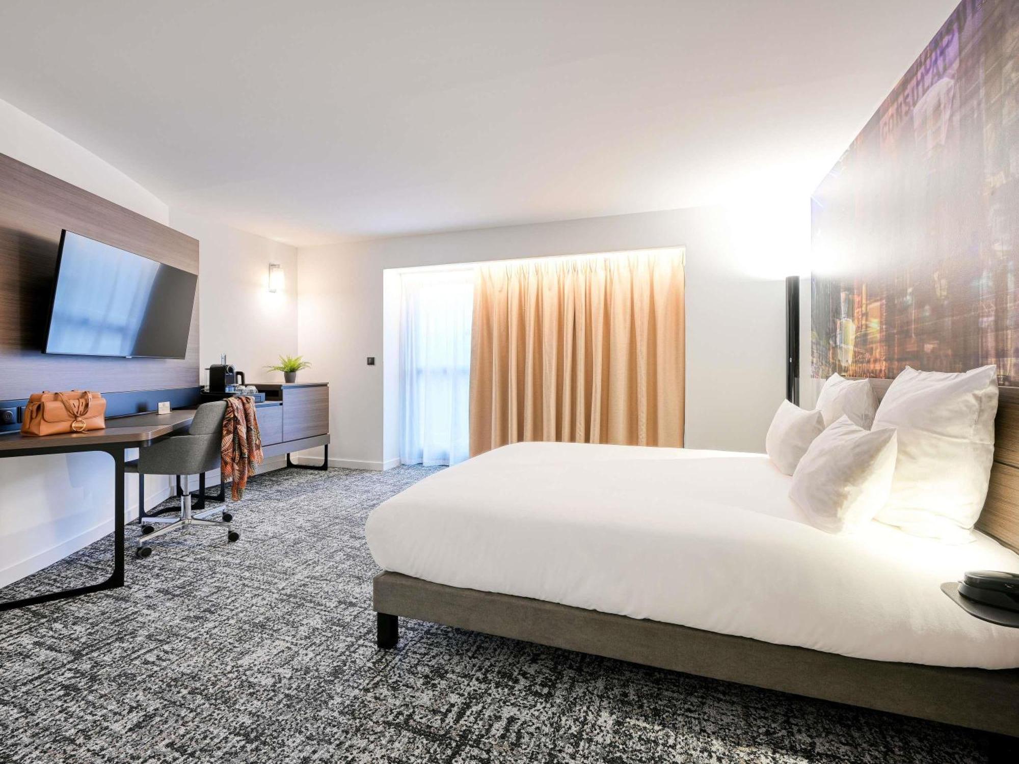 2 Adjacent Double Rooms  Non-Communicating