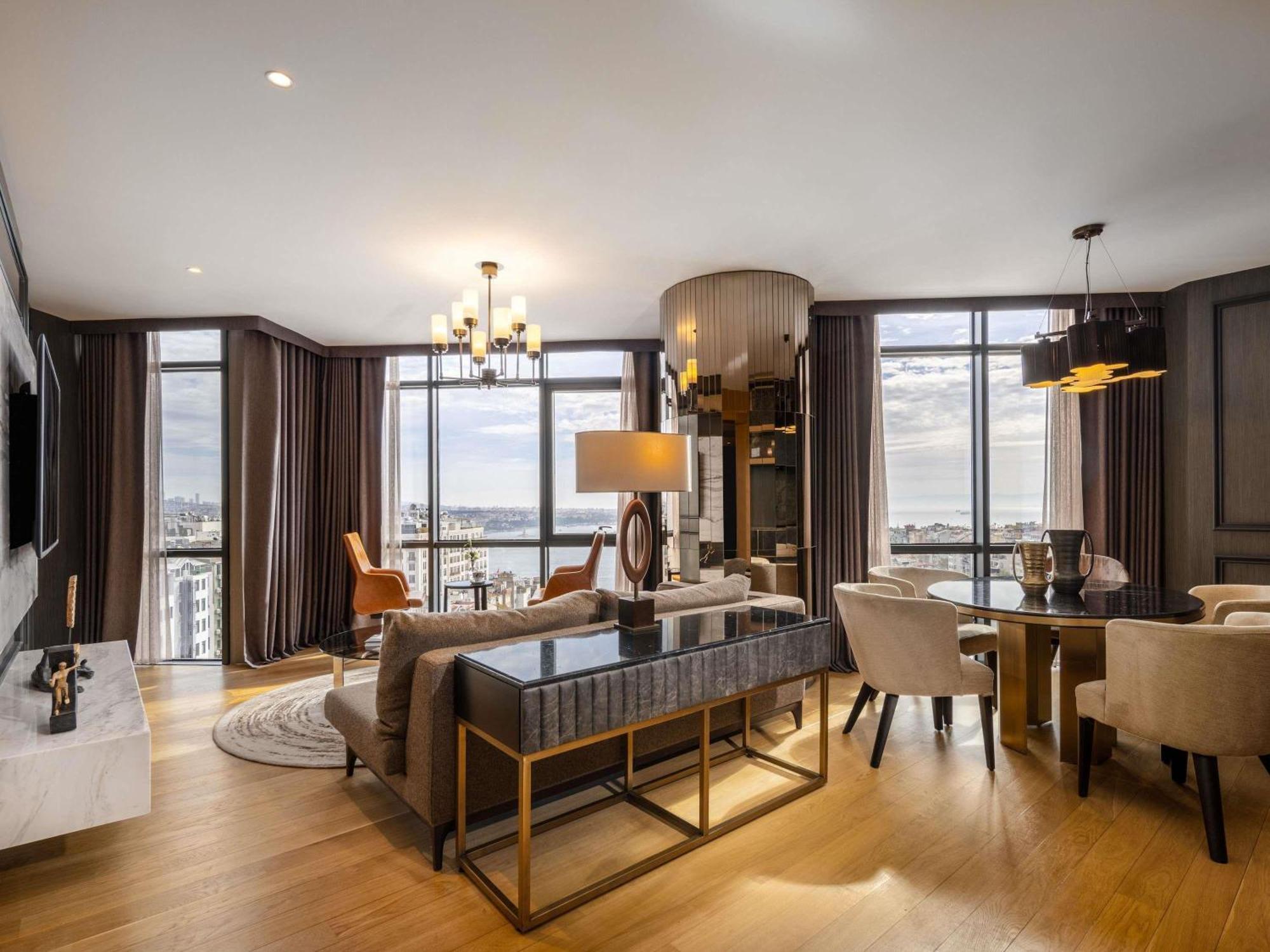 Signature Suite, Taksim Square view, Club Millesime access, King size bed