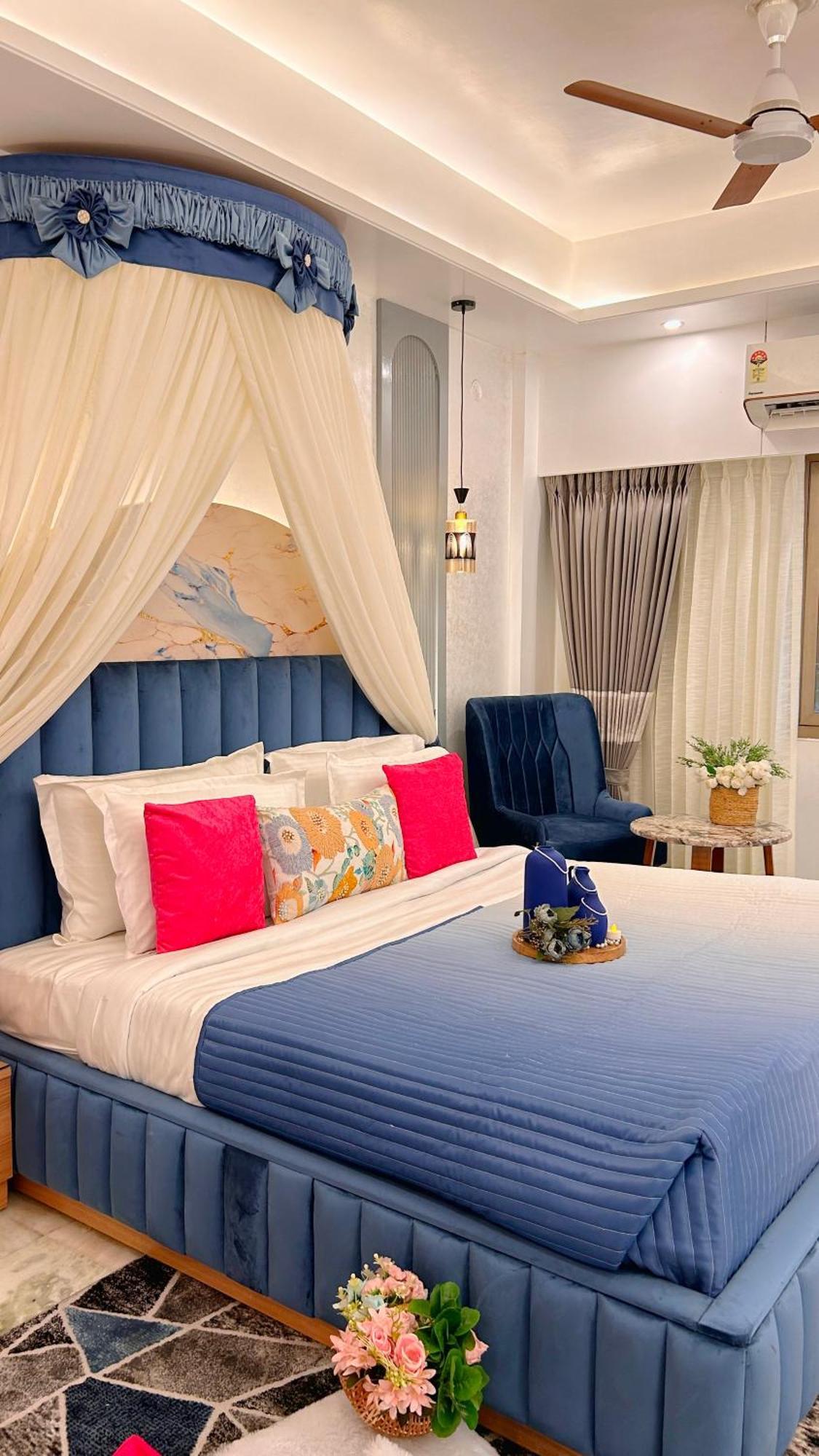 Designer Canopy Room Luxury Bathtub Non Smoking Enjoy on F&B Spa car Hire Complimentary Welcome Drink & Hi-Tea on Candlelight & Room Decoration