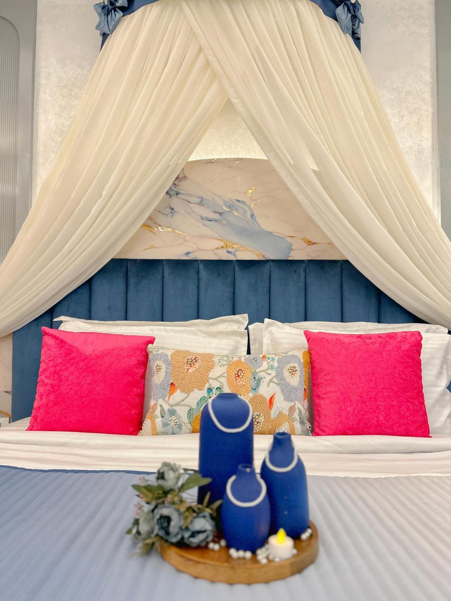 Designer Canopy Room Luxury Bathtub Non Smoking Enjoy on F&B Spa car Hire Complimentary Welcome Drink & Hi-Tea on Candlelight & Room Decoration