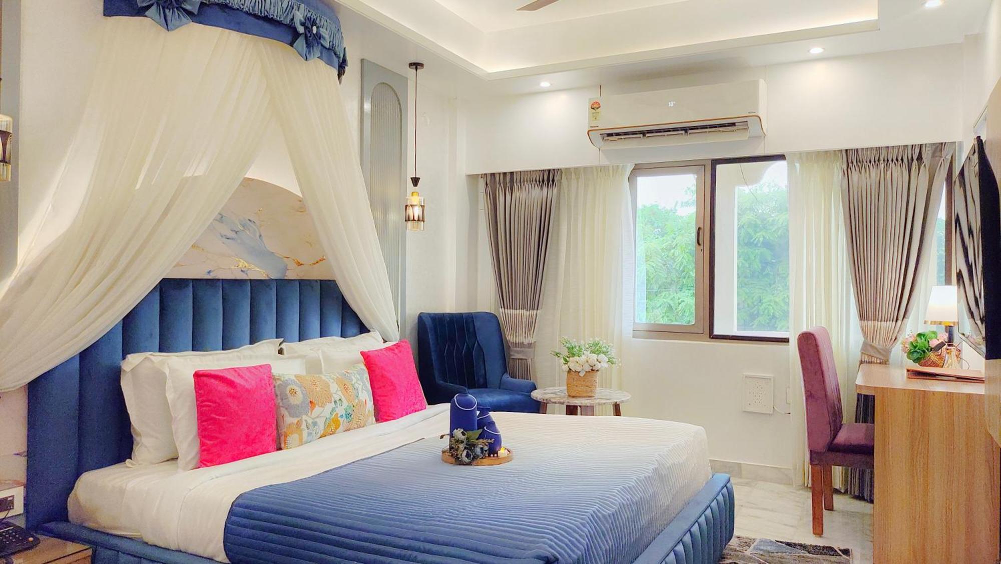 Designer Canopy Room Luxury Bathtub Non Smoking Enjoy on F&B Spa car Hire Complimentary Welcome Drink & Hi-Tea on Candlelight & Room Decoration