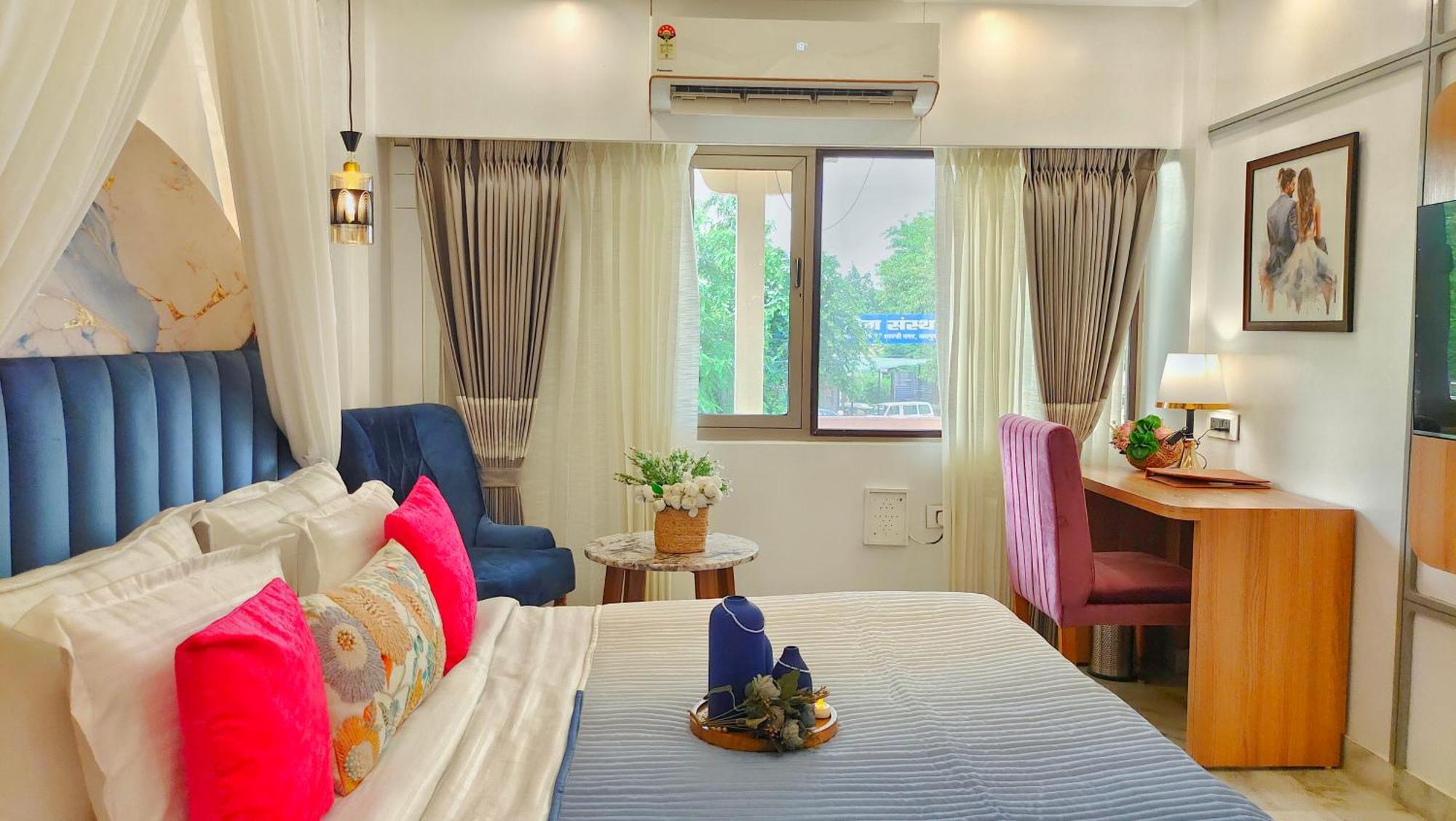 Designer Canopy Room Luxury Bathtub Non Smoking Enjoy on F&B Spa car Hire Complimentary Welcome Drink & Hi-Tea on Candlelight & Room Decoration