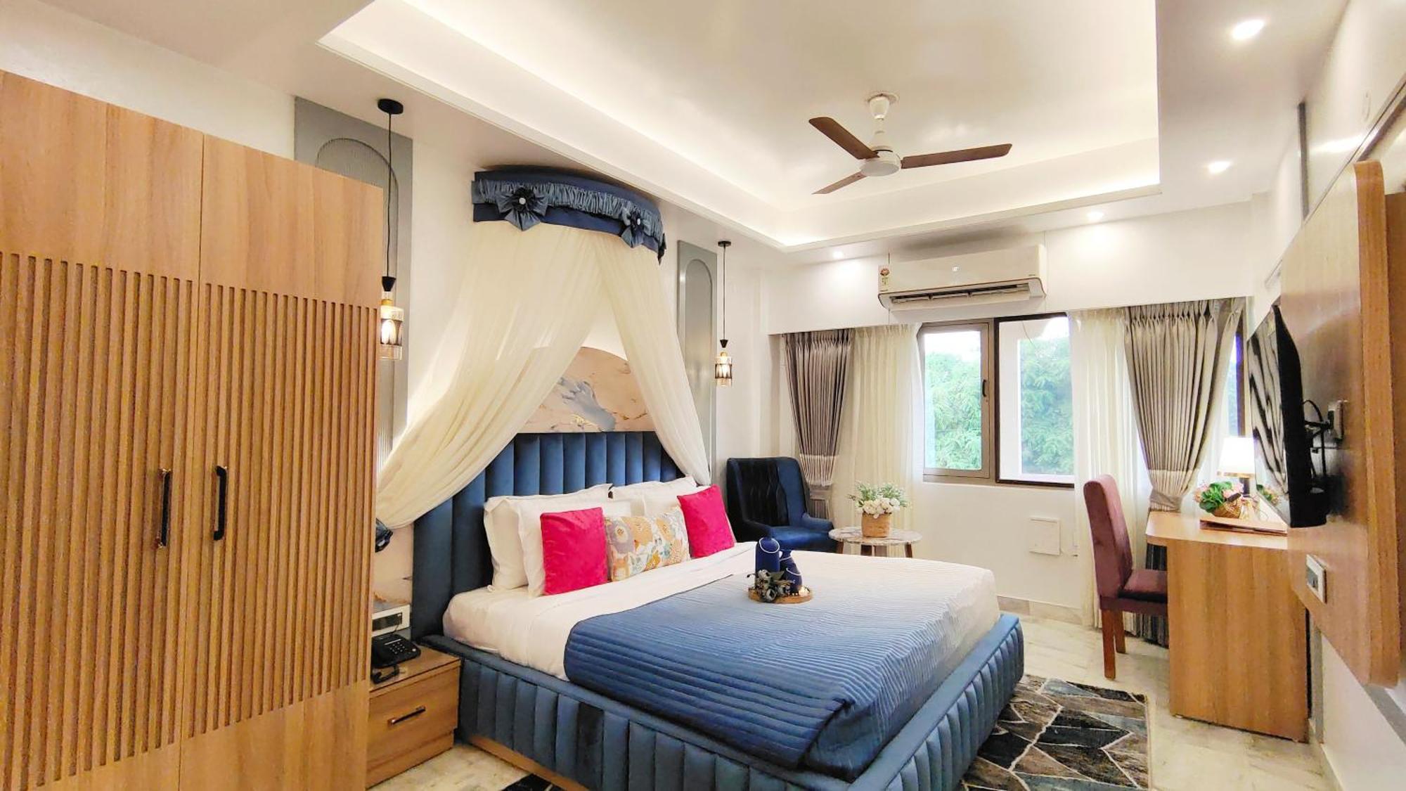 Designer Canopy Room Luxury Bathtub Non Smoking Enjoy on F&B Spa car Hire Complimentary Welcome Drink & Hi-Tea on Candlelight & Room Decoration