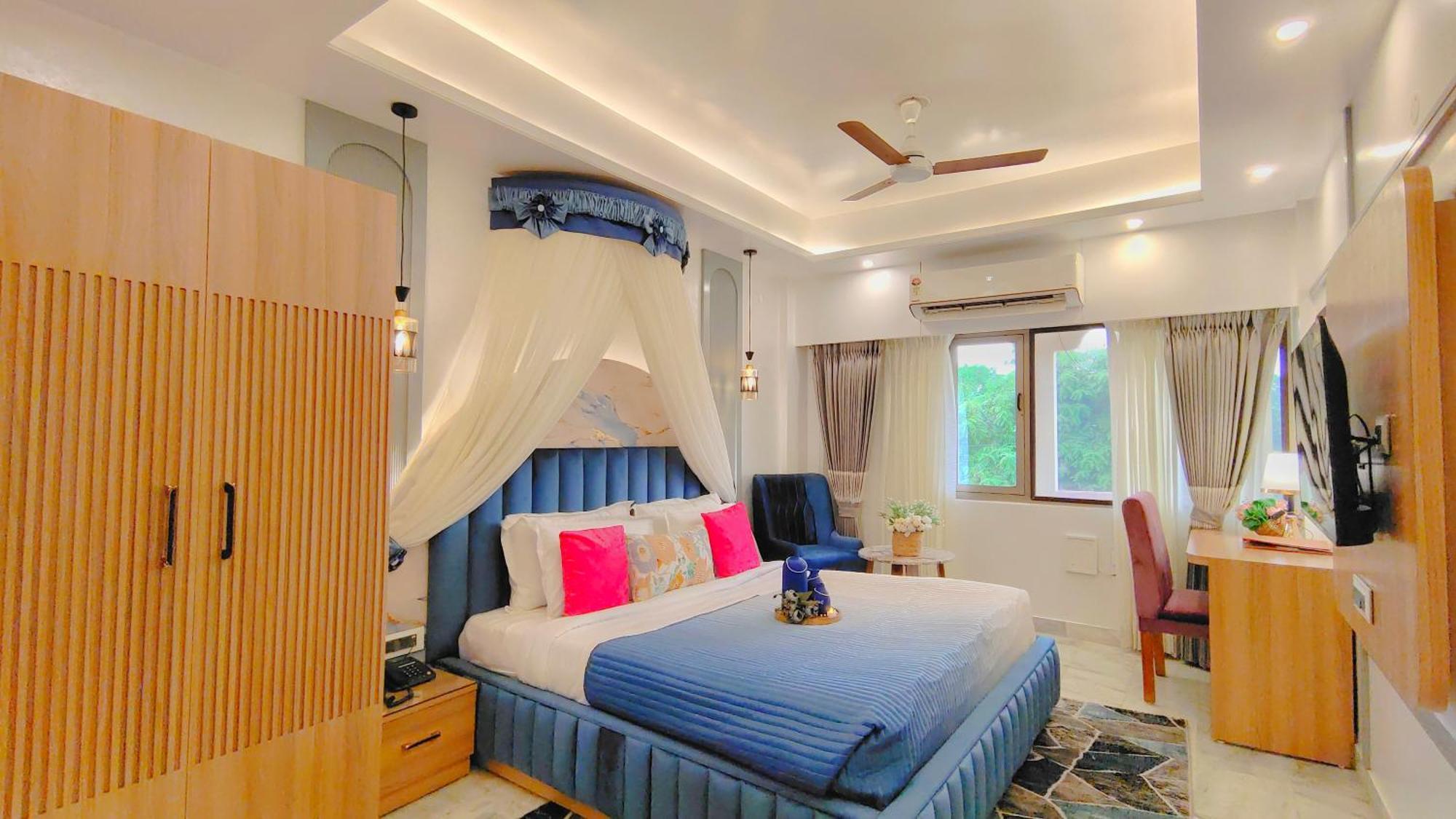 Designer Canopy Room Luxury Bathtub Non Smoking Enjoy on F&B Spa car Hire Complimentary Welcome Drink & Hi-Tea on Candlelight & Room Decoration