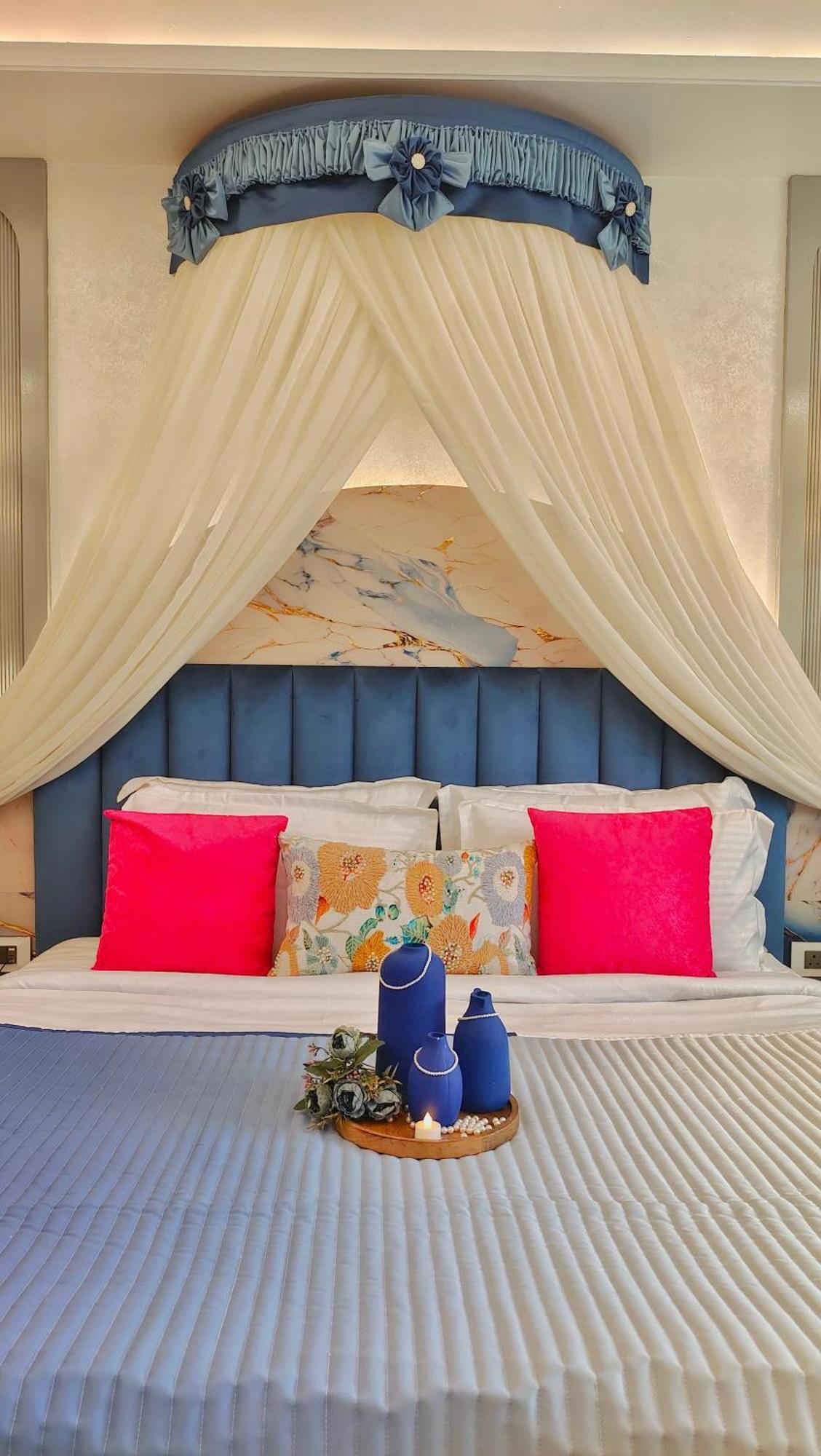 Designer Canopy Room Luxury Bathtub Non Smoking Enjoy on F&B Spa car Hire Complimentary Welcome Drink & Hi-Tea on Candlelight & Room Decoration