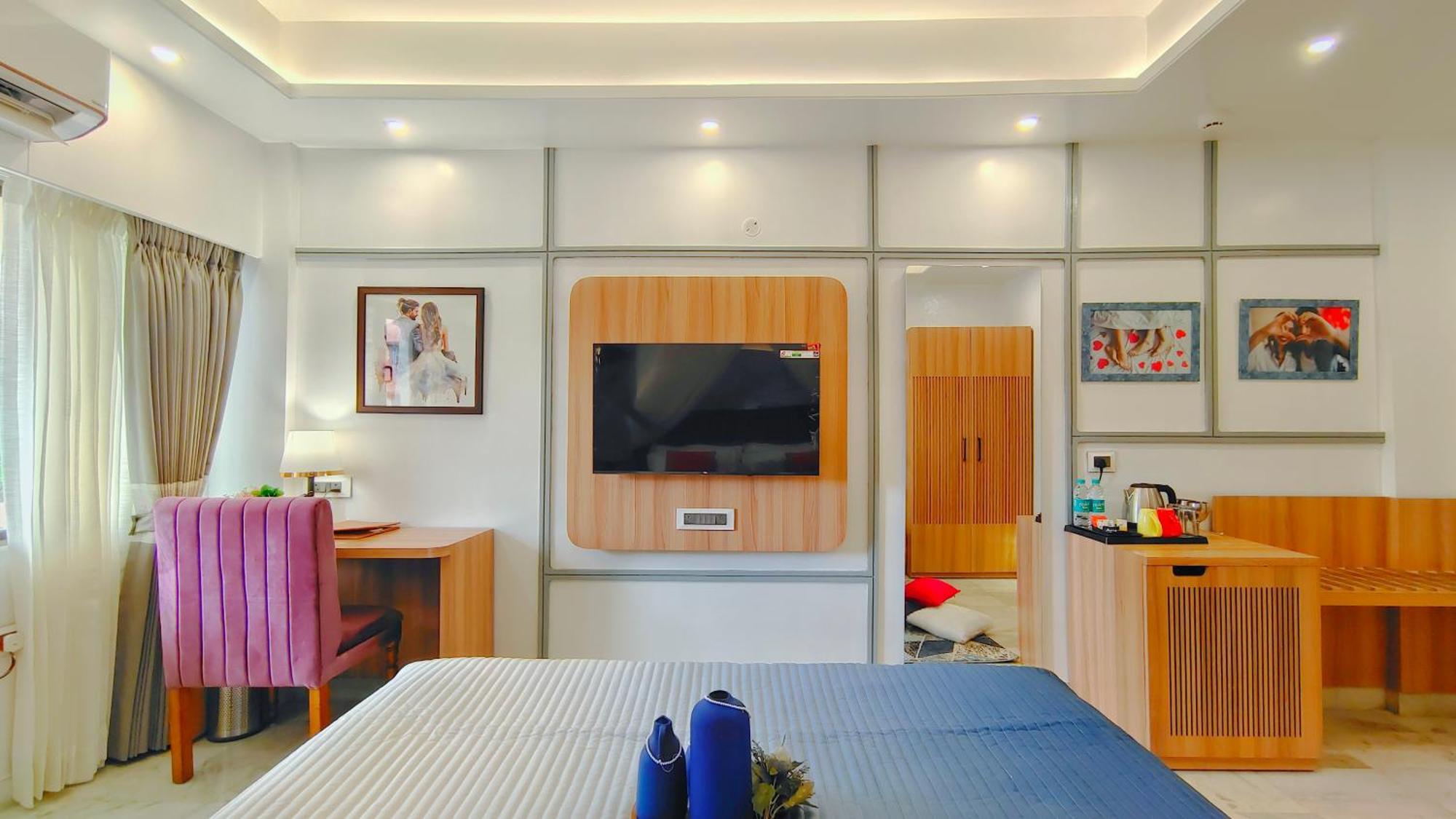 Designer Canopy Room Luxury Bathtub Non Smoking Enjoy on F&B Spa car Hire Complimentary Welcome Drink & Hi-Tea on Candlelight & Room Decoration