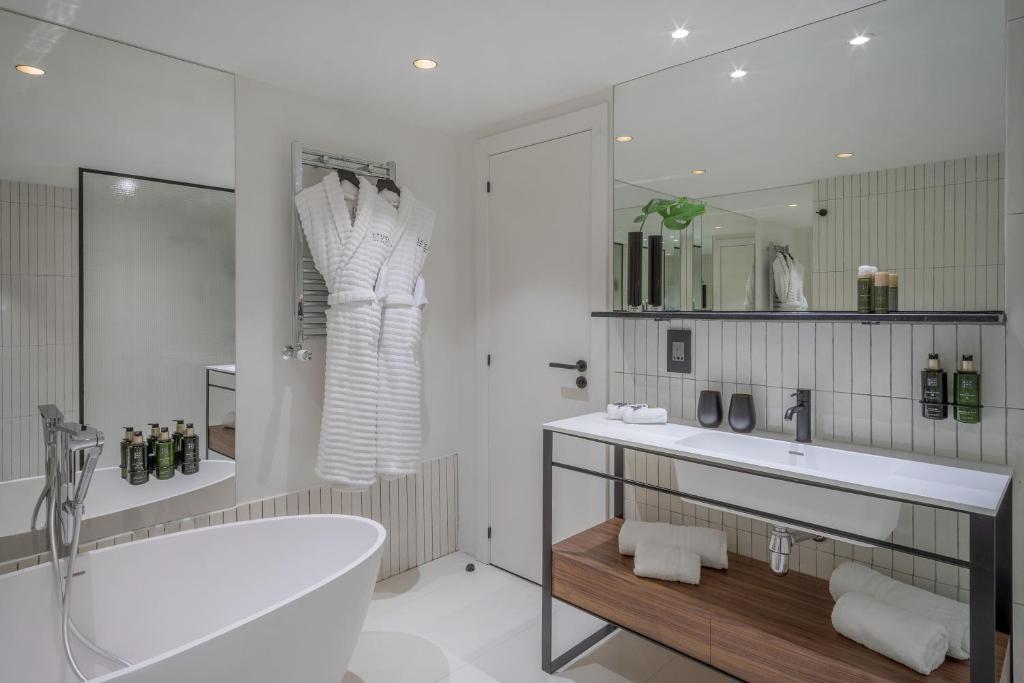 The Level Suite 2 Bedroom with Executive Lounge Access