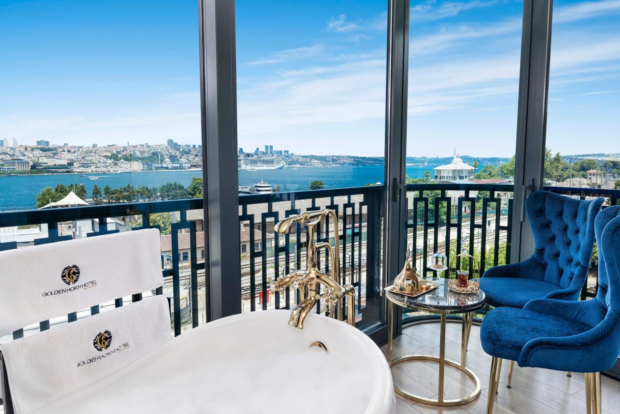 Golden Horn Bosphorus Suite, Bathtub