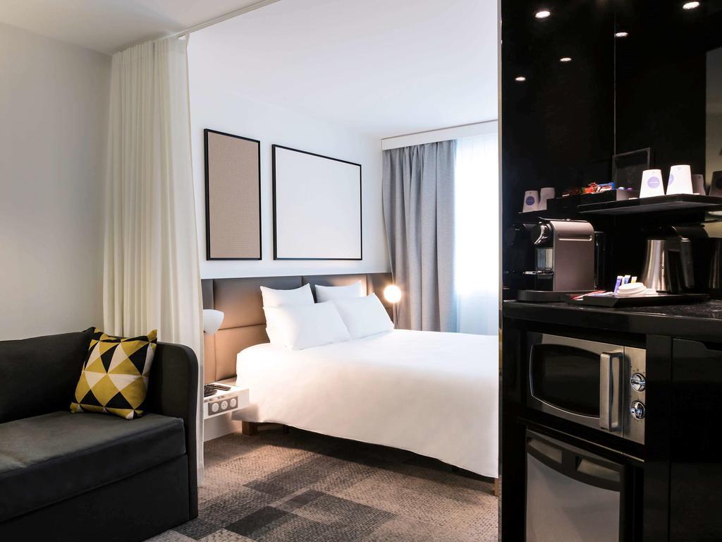 Executive Queen Suite with Sofa